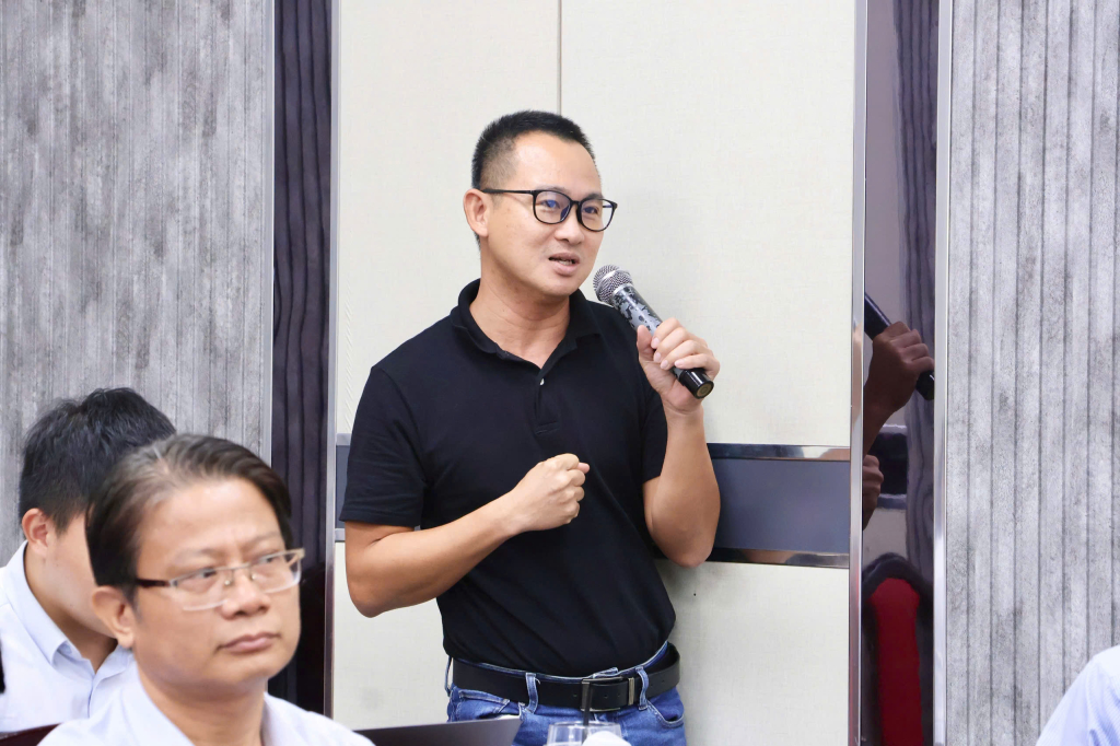 Các lãnh đạo, giảng viên và nghiên cứu sinh tham dự buổi tọa đàm đóng góp ý kiến - ẢNH: NHẬT VY