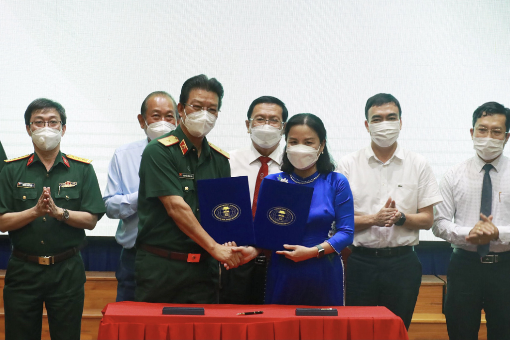 Đại diện hai đơn vị thực hiện ký kết hợp tác
