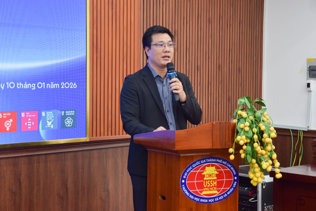 PGS.TS Lưu Văn Quyết nhấn mạnh hội thảo góp phần hiệu quả vào các hoạt động học thuật trong lĩnh vực nghiên cứu chủ thể, căn tính và các hình thức kiến tạo bản ngã trong bối cảnh số ngày nay - Ảnh: THẢO TIÊN