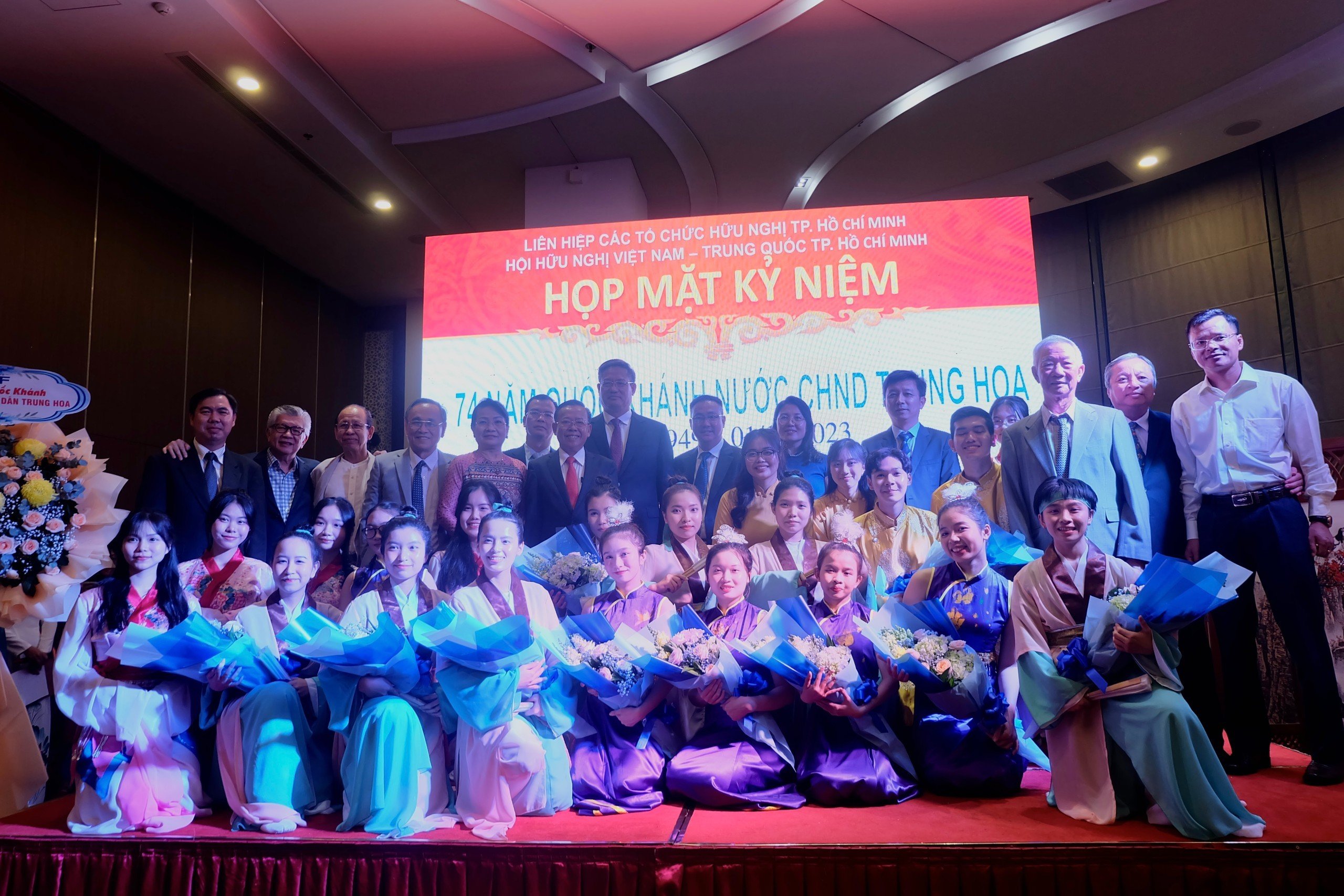 CHUYÊN NGÀNH TRUNG QUỐC HỌC THAM GIA BUỔI LỄ KỶ NIỆM 74 NĂM QUỐC KHÁNH NƯỚC CỘNG HÒA NHÂN DÂN TRUNG HOA
