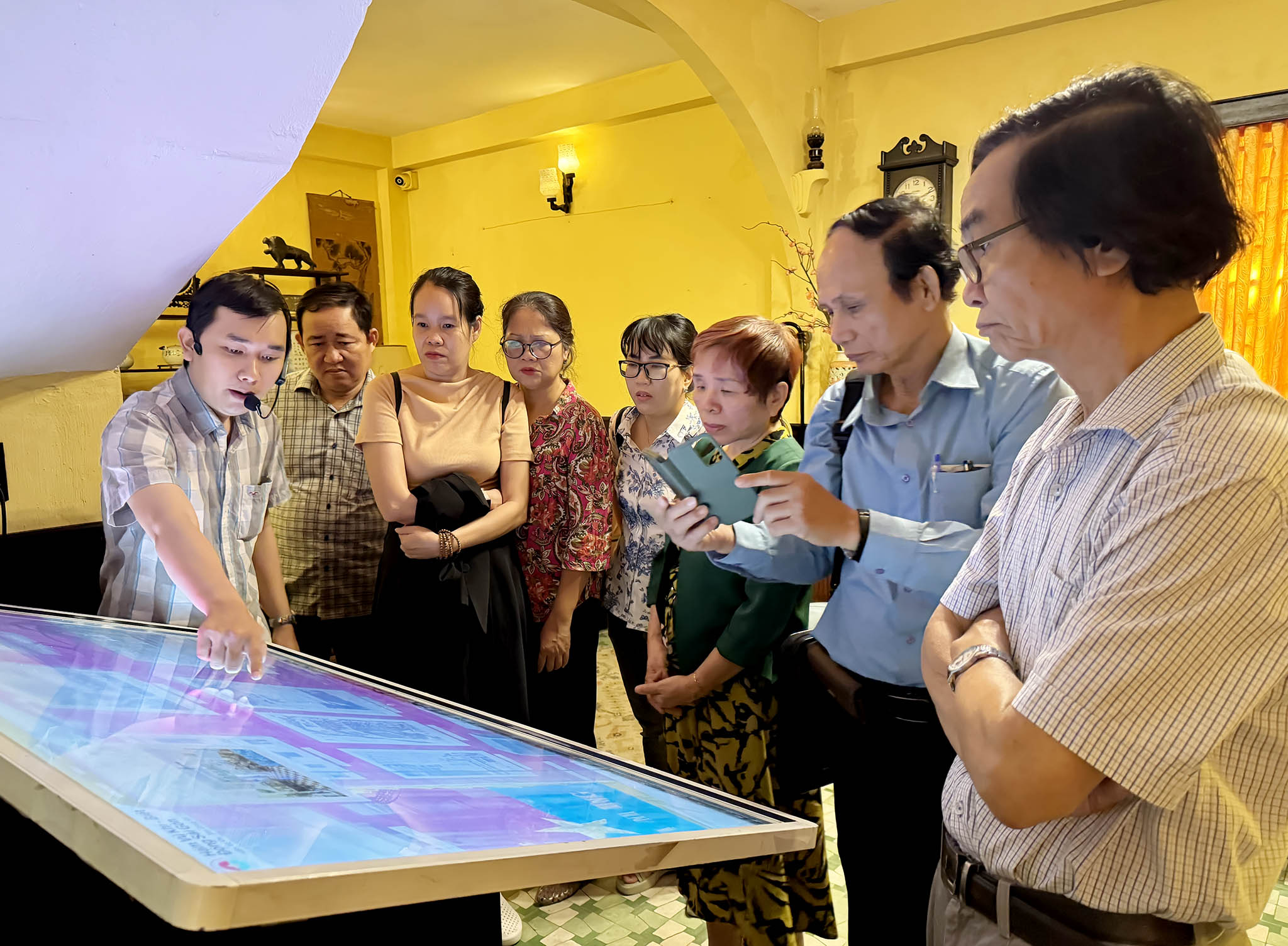 Hoạt động về nguồn của chi bộ Văn hóa học “Tham quan bảo tàng biệt động Sài Gòn”