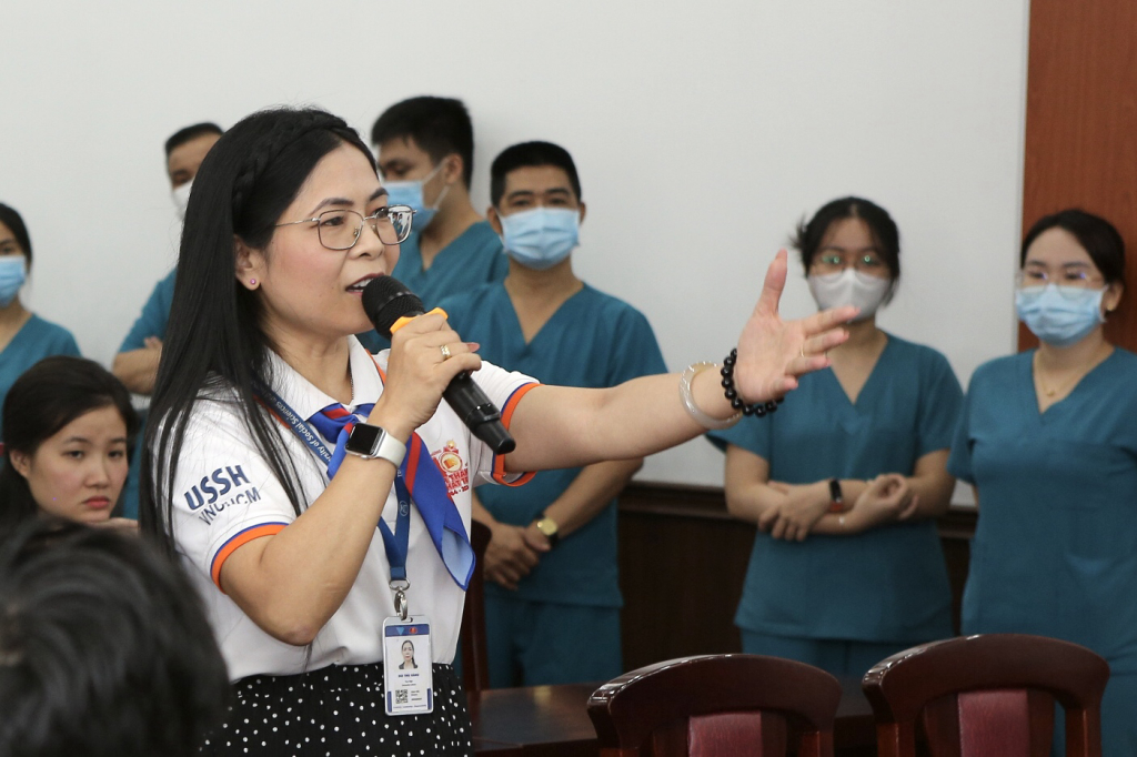 ThS. Bùi Thu Hằng, Giám đốc Thư viện Trường chia sẻ về trải nghiệm điều trị viêm khớp và nhấn mạnh tầm quan trọng của sự kiên trì kết hợp tập luyện, ăn uống và sinh hoạt hợp lý - Ảnh: NGHI CHÂU