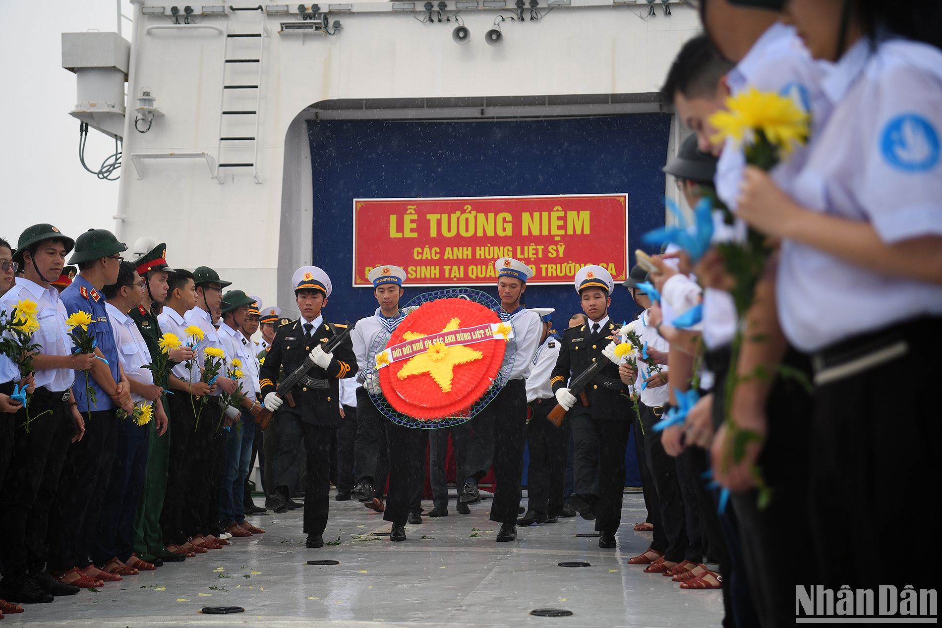 Hành trình "Sinh viên với biển, đảo Tổ quốc" tham gia lễ tưởng tại quần đảo Trường Sa