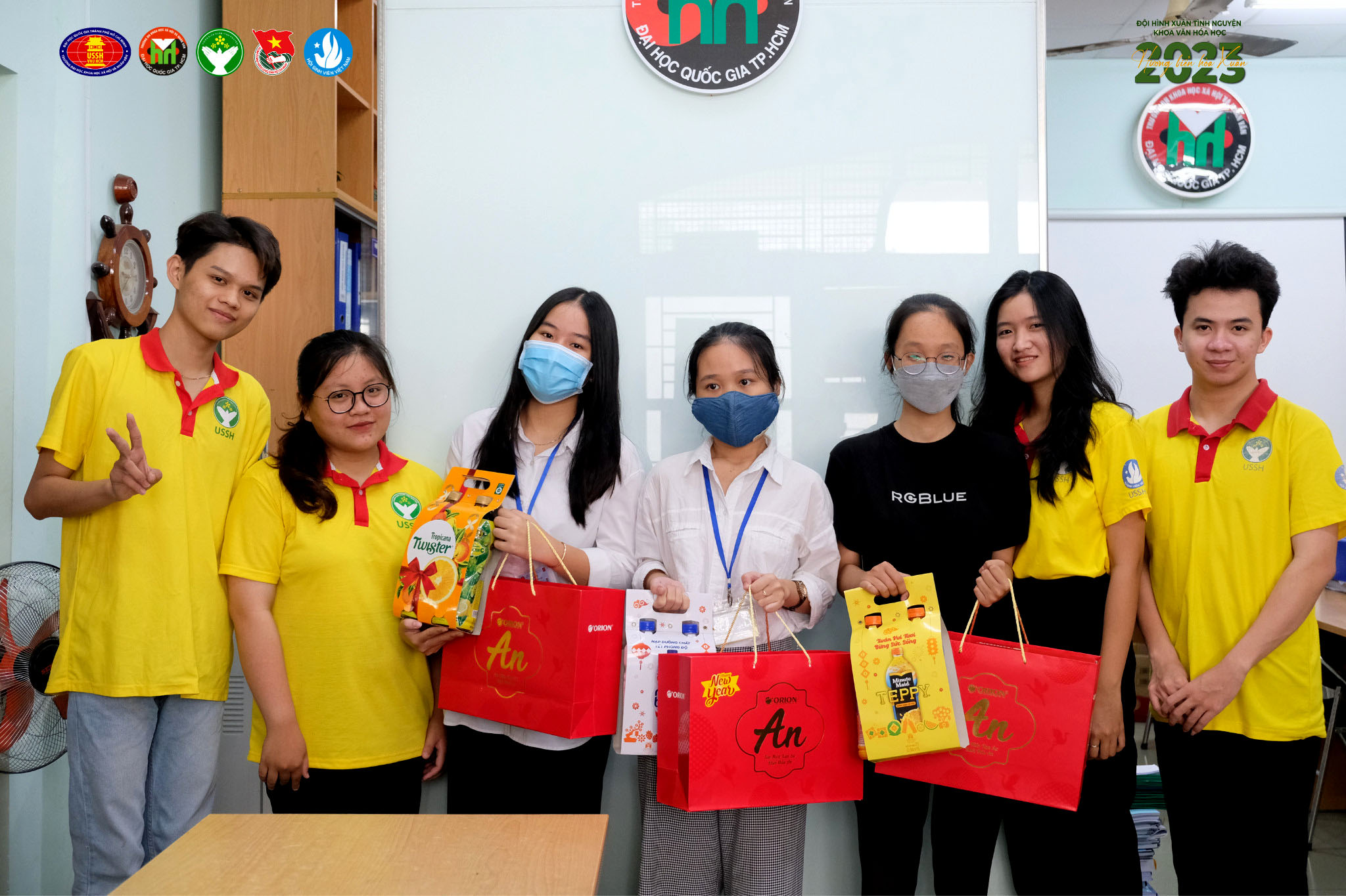 Trao quà tết cho cán bộ Đoàn - Hội và sinh viên có hoàn cảnh khó khăn - “Tết bạn bè” Xuân tình nguyện