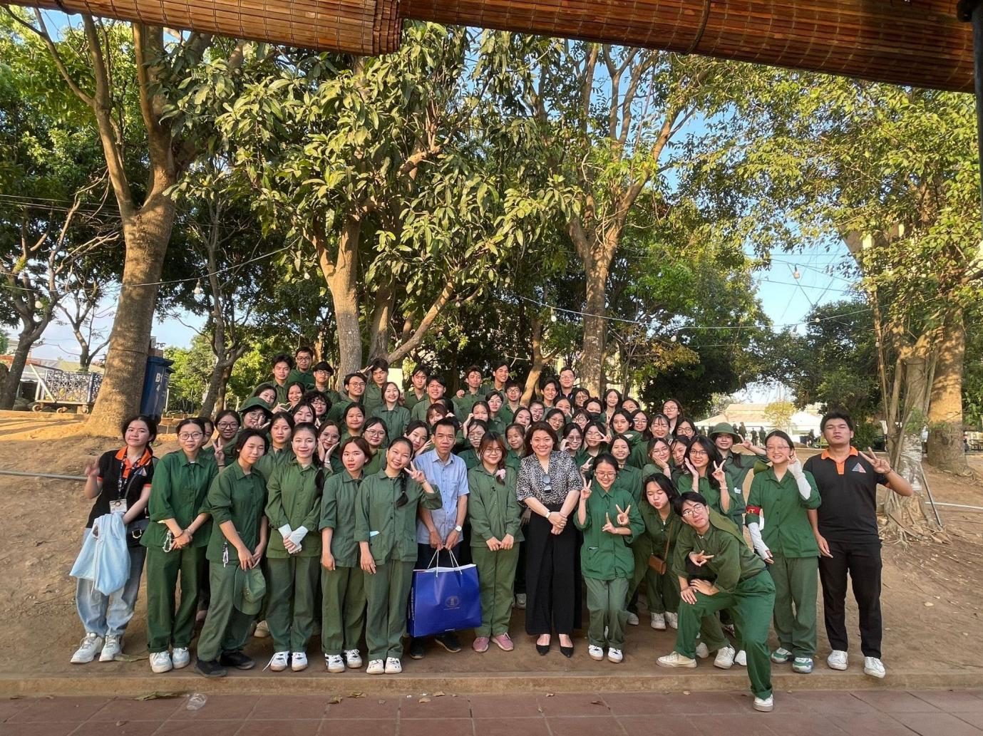 Đại diện Khoa Ngôn ngữ học đến thăm sinh viên học quân sự (khóa 2023-2027)