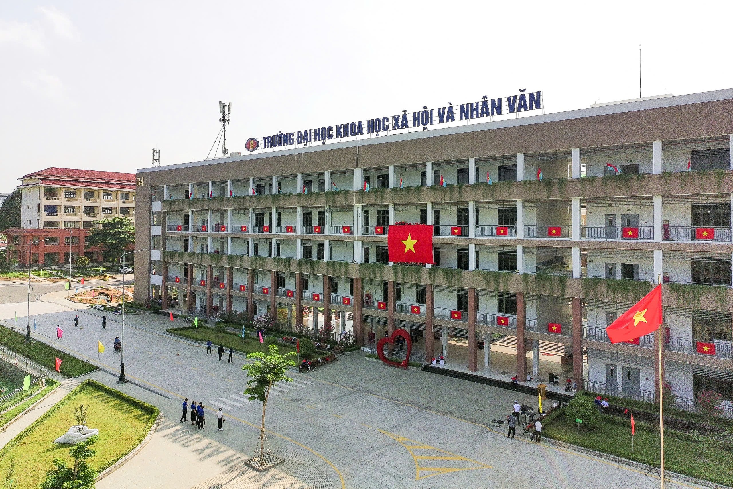 Lễ chào cờ đặc biệt kỷ niệm 50 năm thống nhất đất nước: Nhân văn tiếp nối khát vọng dựng xây trong kỷ nguyên vươn mình của dân tộc