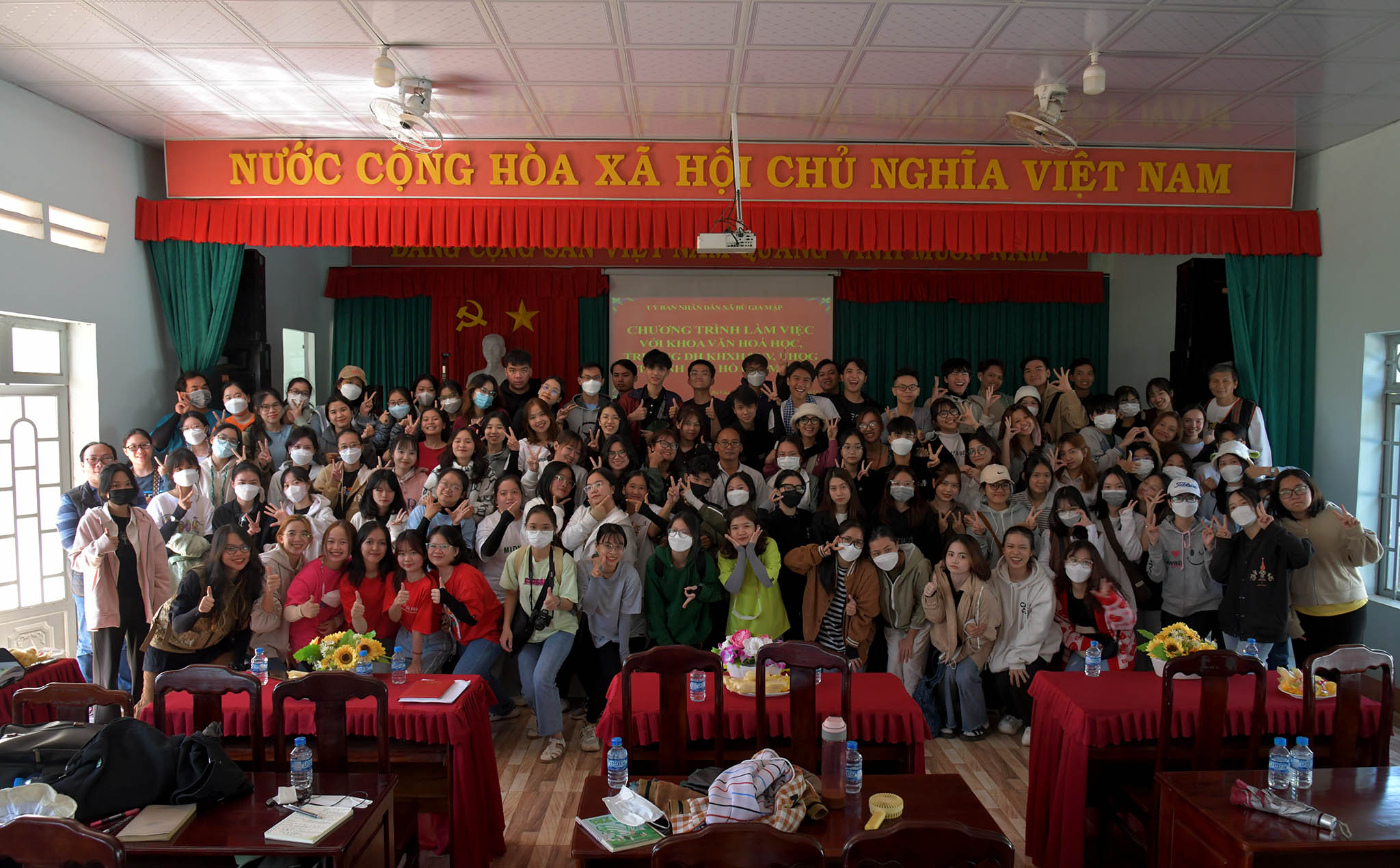 Giảng viên – sinh viên Khoa Văn hoá học làm việc với UBND xã Bù Gia Mập – Bình Phước trong chuyến thực tập thực tế
