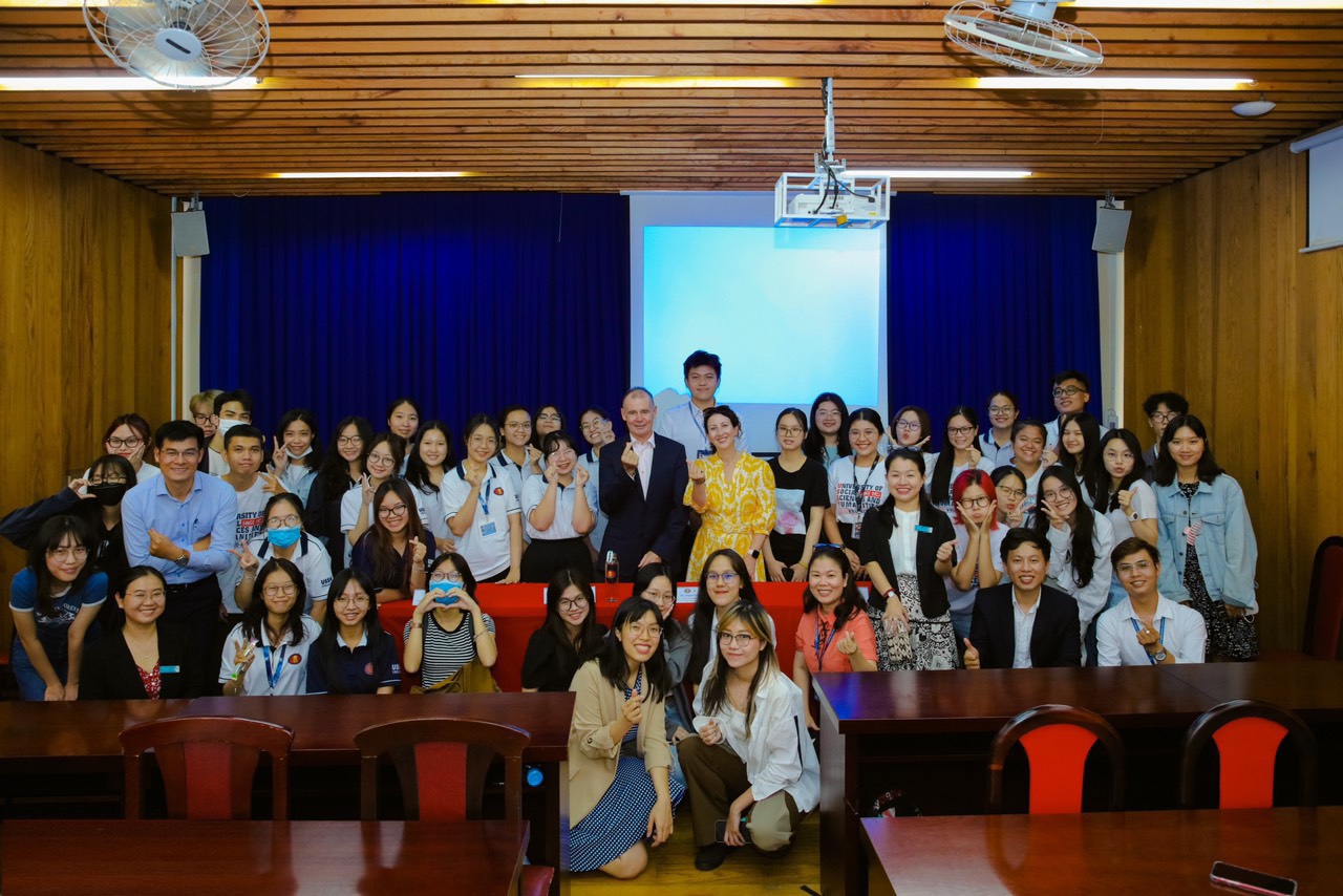 Ông John Molony - Phó Hiệu trưởng Đại học Deakin thăm và làm việc với Trung tâm Đào tạo Quốc tế