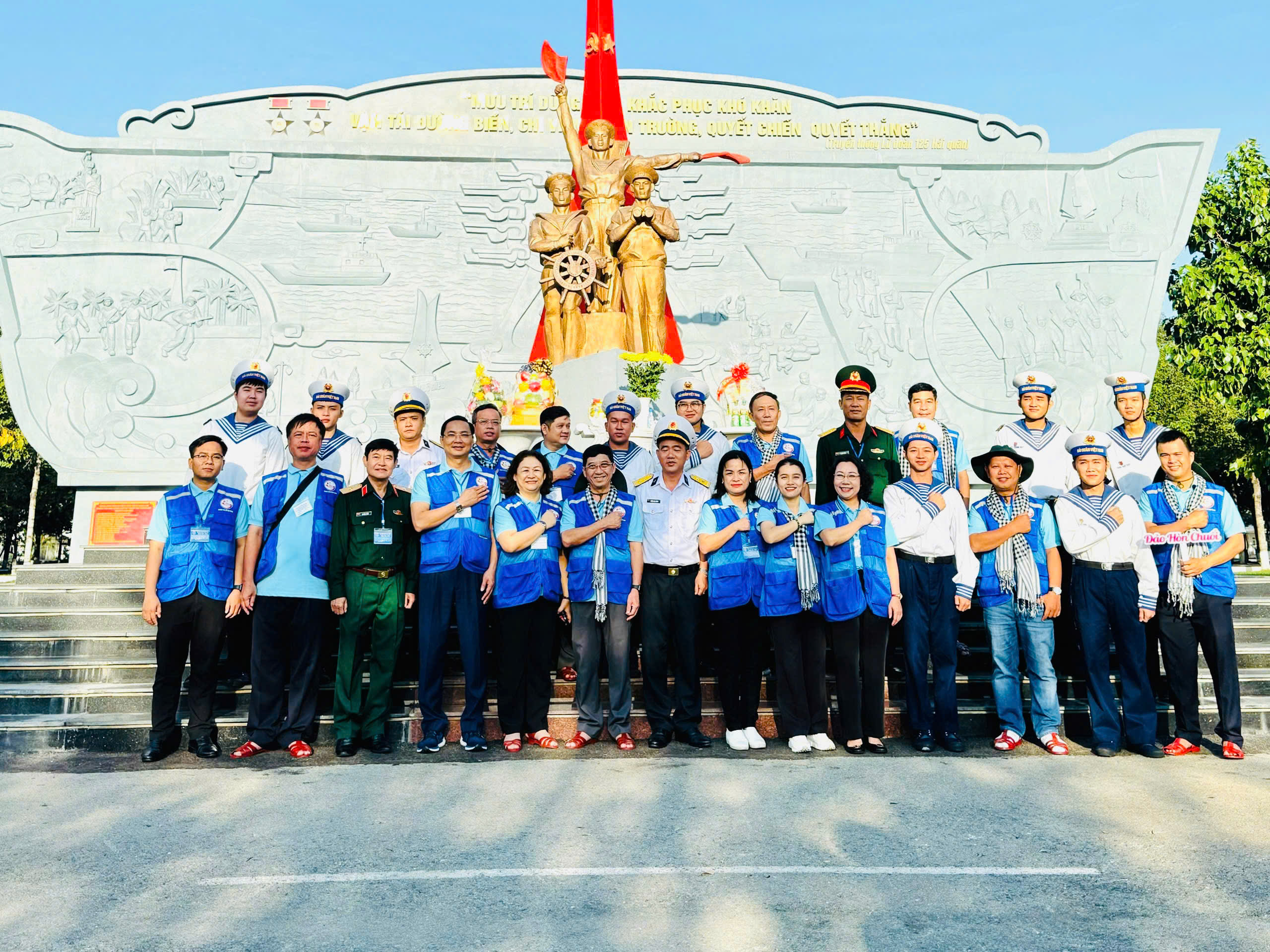 Ấm áp và nghĩa tình trong hành trình hướng về biển đảo quê hương