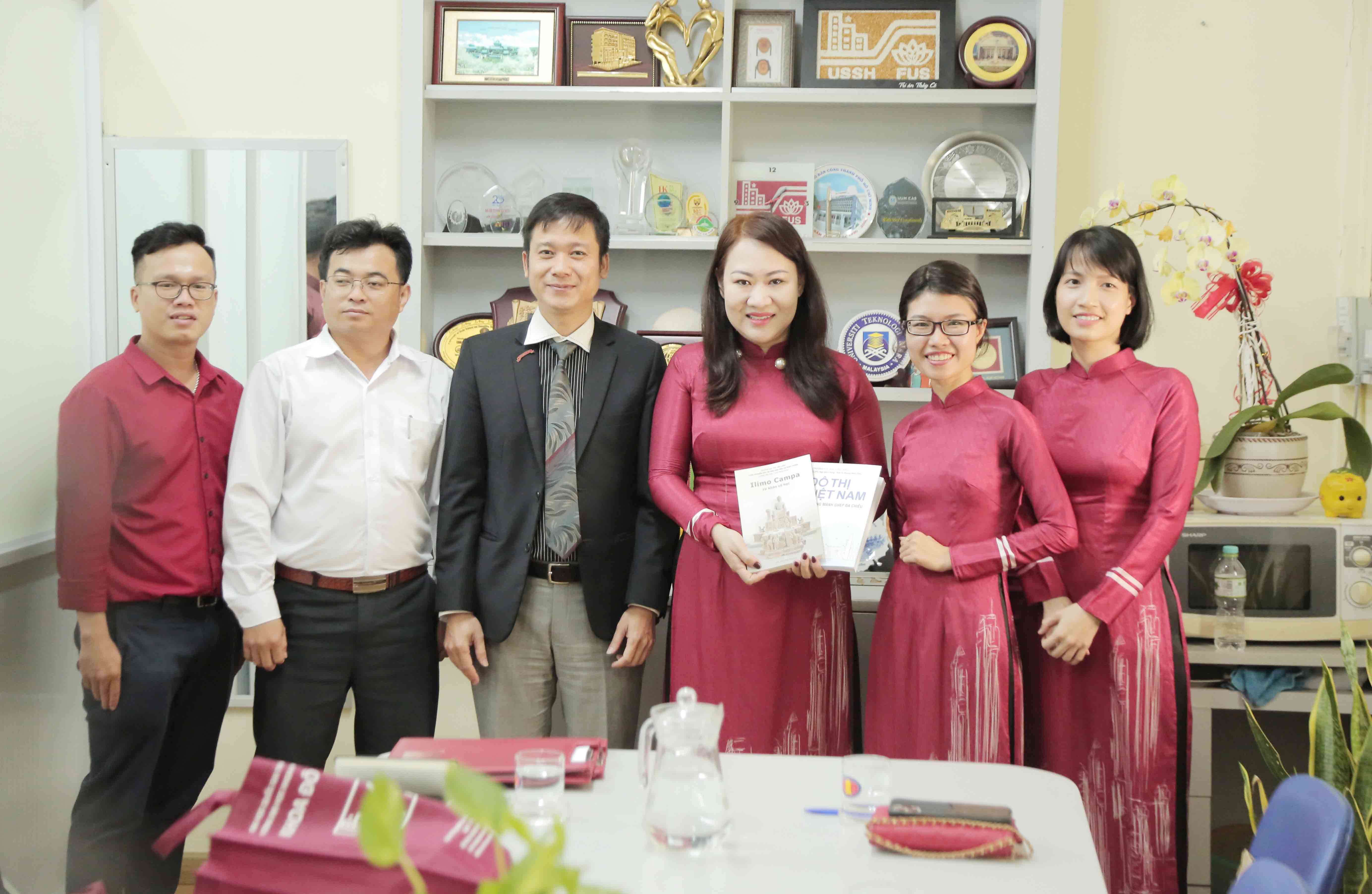 Lễ ký kết biên bản ghi nhớ giữa Viện Nghiên cứu Di sản Văn hóa và Phát triển (Trường Đại học Văn Lang) và Khoa Đô thị học (Trường Đại học Khoa học Xã hội và Nhân văn - ĐHQG TP.HCM)