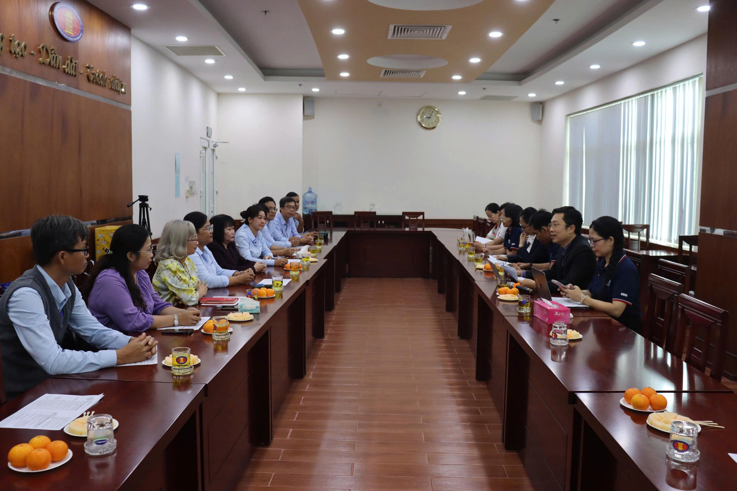 Trường ĐH KHXH&NV, ĐHQG-HCM làm việc với Đại học Trà Vinh: Tăng cường hợp tác thư viện số và bảo tồn di sản văn hóa
