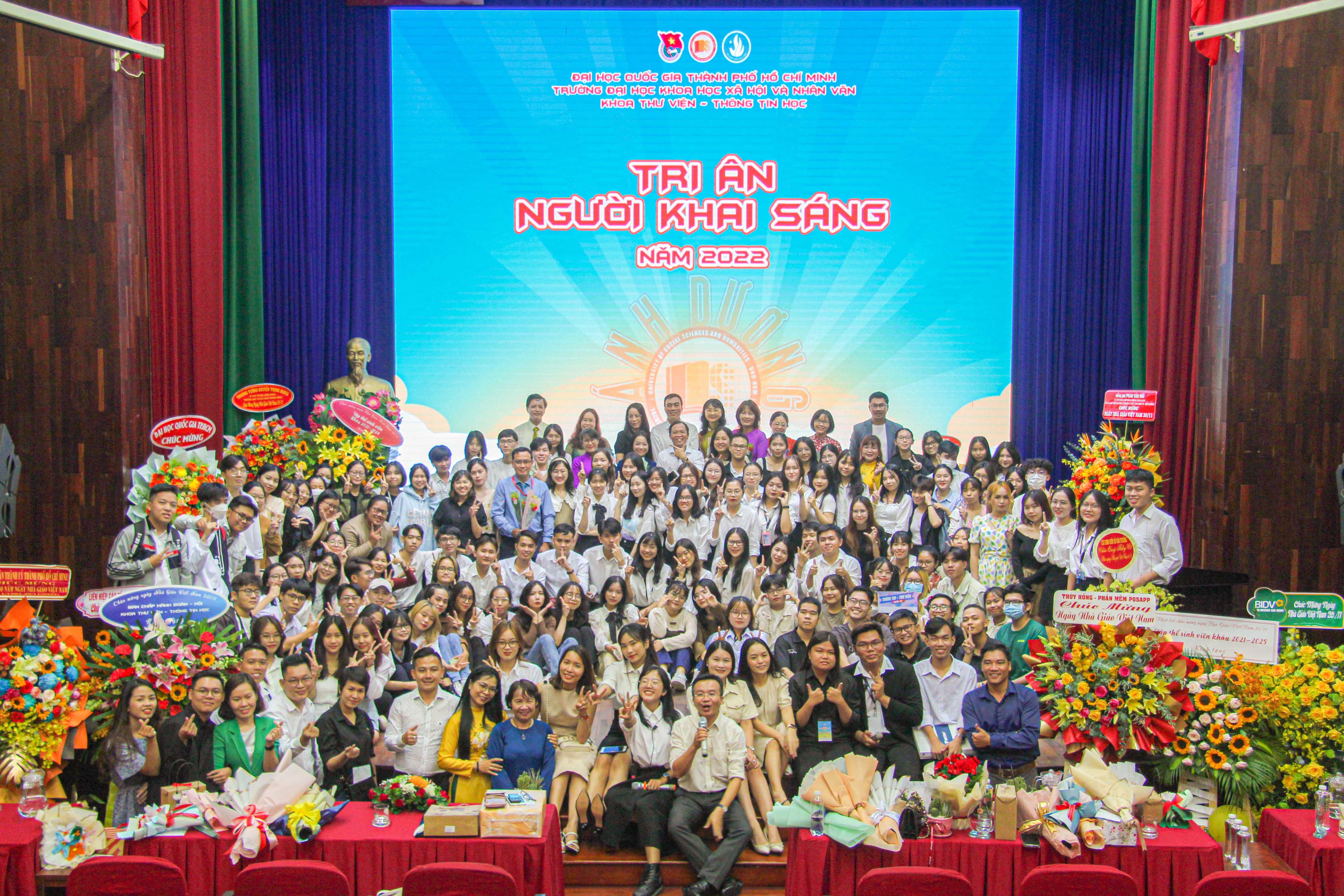 Ấm áp chương trình Tri ân người Khai sáng của Khoa Thư viện - Thông tin học - năm 2022 với chủ đề Ánh Dương