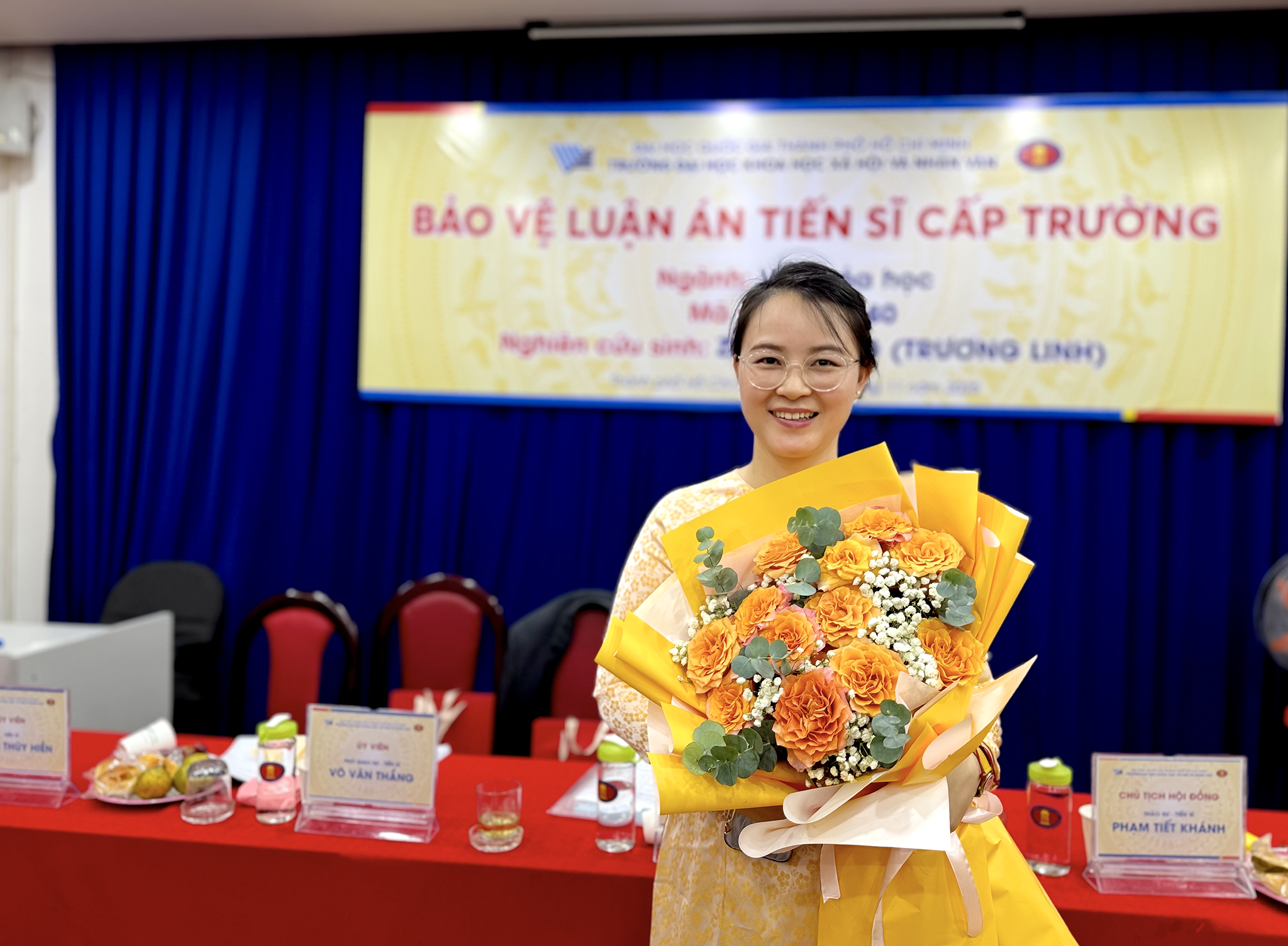 “Trót mê văn hoá Việt Nam, và chọn nghiên cứu so sánh Nho giáo Việt Nam - Trung Hoa”: Nữ nghiên cứu sinh người Trung Quốc Trương Linh (Zhang Linh) bảo vệ thành công luận án tiến sĩ cấp trường