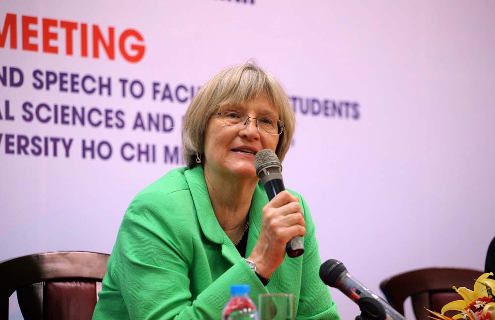 Báo Thanh niên - Hiệu trưởng Đại học Harvard: Nghiên cứu Việt Nam để hiểu rõ Mỹ