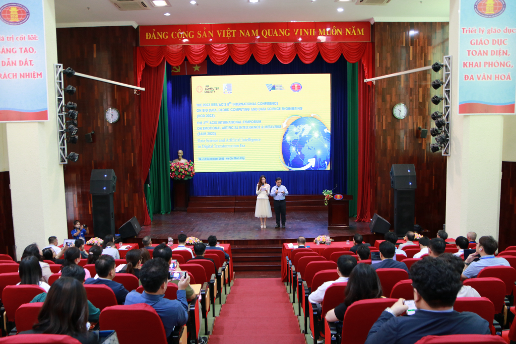 Toàn cảnh phiên khai mạc tại Hội trường Văn Khoa, Trường ĐH KHXH&NV, ĐHQG-HCM - Ảnh: Phạm Trí