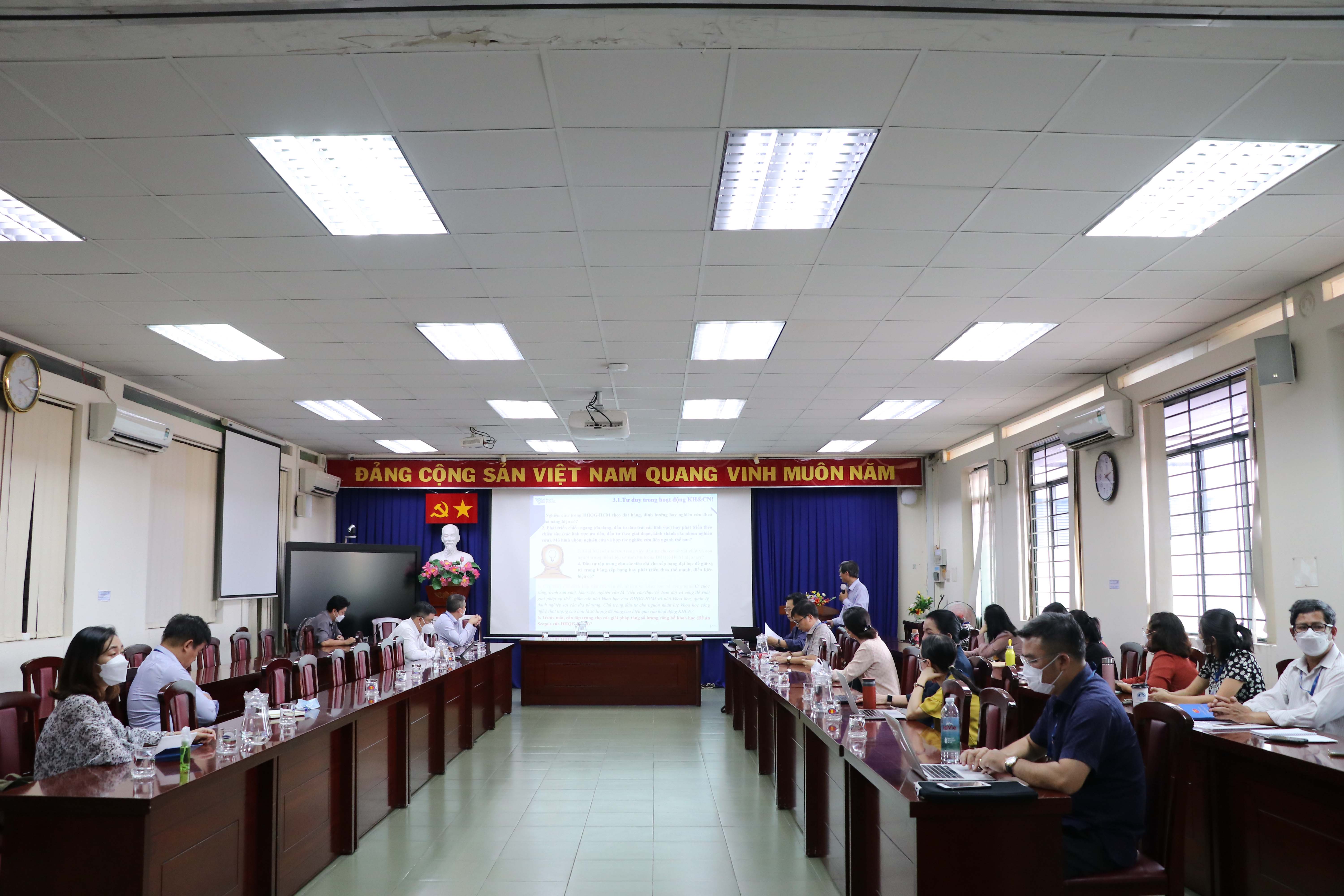 Trao đổi về nhiệm vụ khoa học và công nghệ cấp ĐHQG-HCM năm 2023 và giai đoạn 2023 - 2025