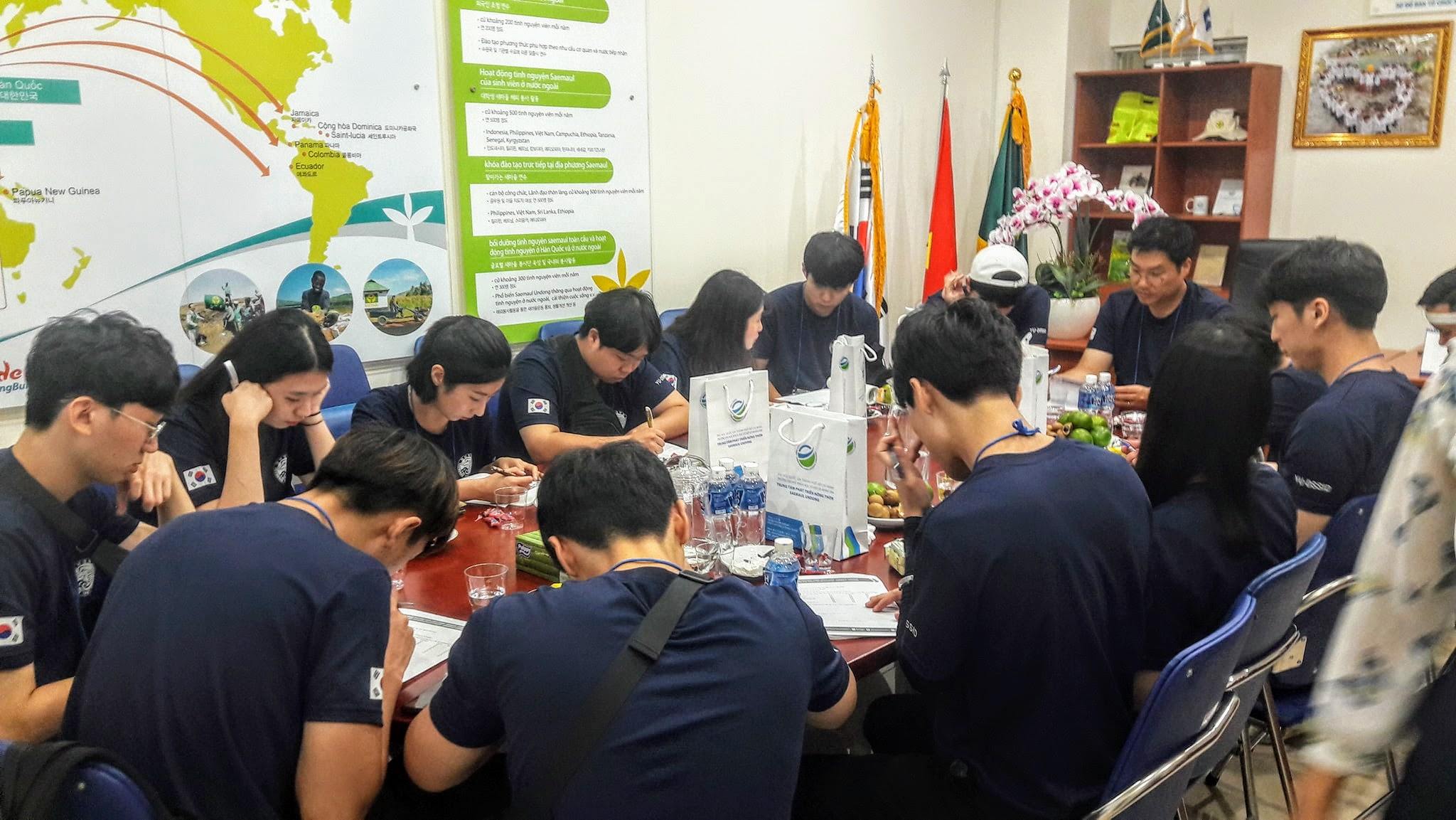 Đoàn sinh viên Khoa Saemaul học và Phát triển quốc tế, Đại học Yeungnam, Hàn Quốc đến tham quan Phòng Trưng bày và Giáo dục Saemaul Undong