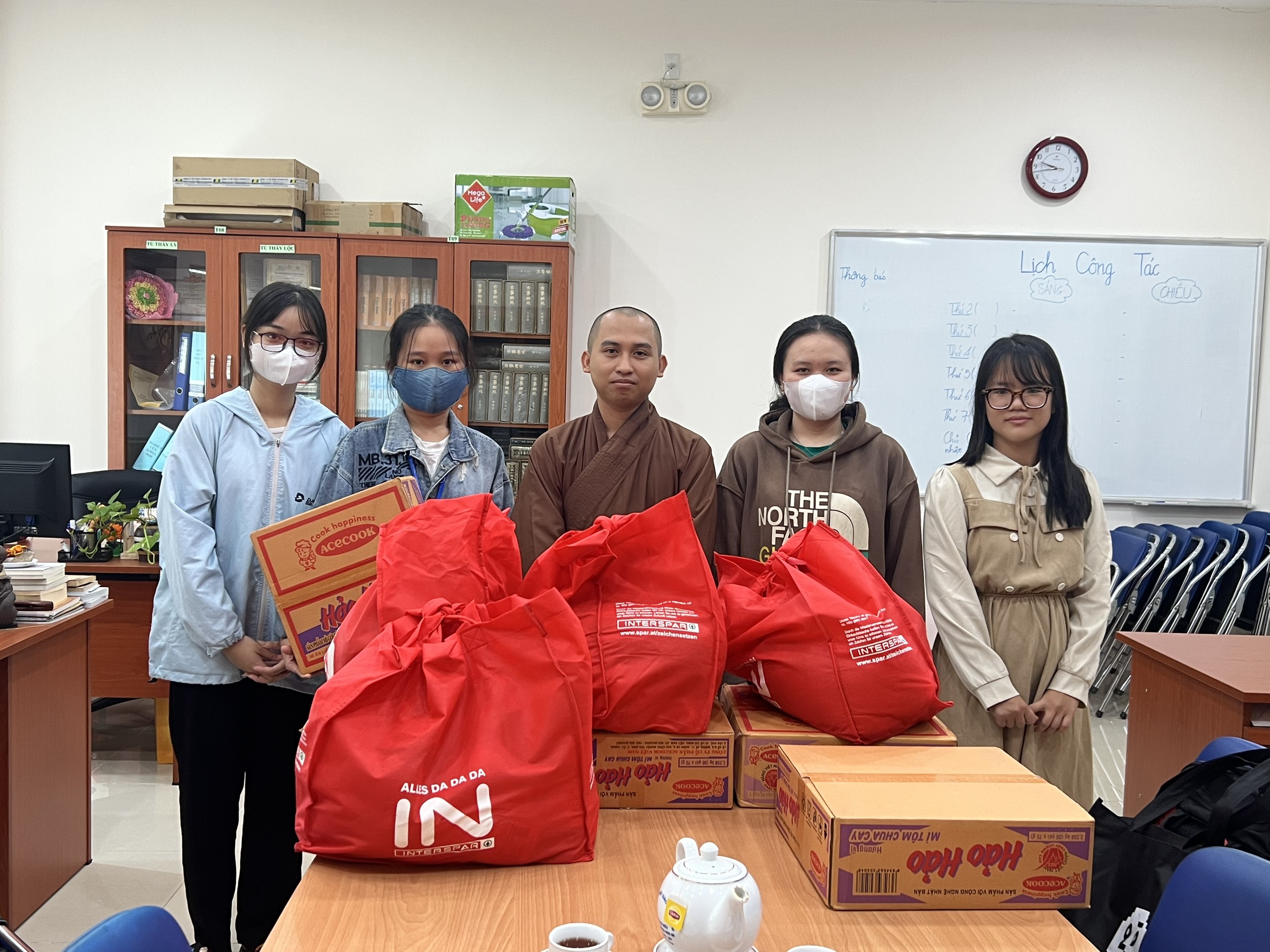Quan Âm Tu Viện Đồng Nai trao quà yêu thương đến sinh viên vượt khó