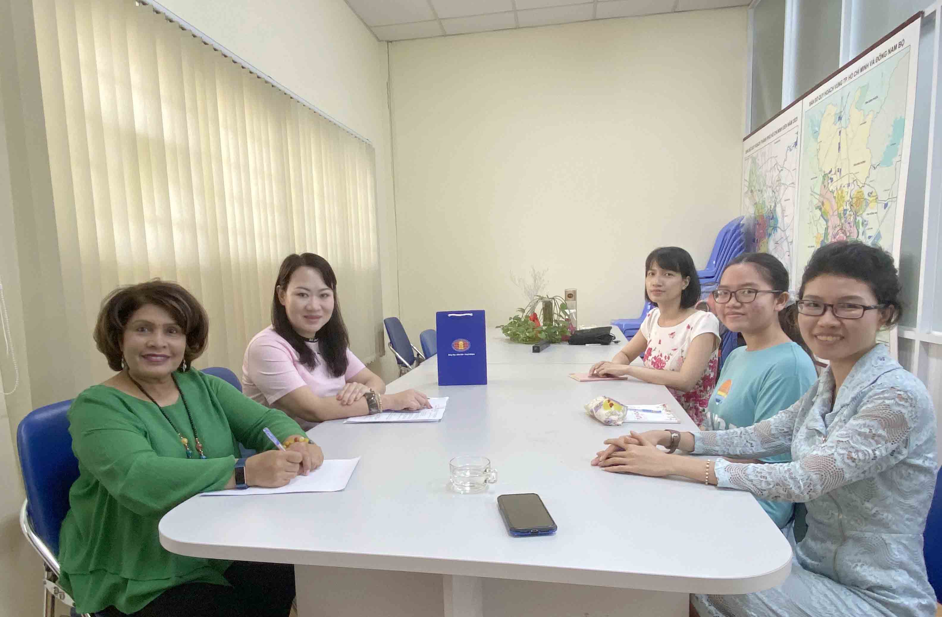 Trao đổi khả năng hợp tác giữa lãnh đạo Khoa Đô thị học với TS. Saraswathy Sinnakkannu - Tổng thư ký Hiệp hội Doanh nghiệp Malaysia tại Thành phố Hồ Chí Minh về giảng dạy tiếng Anh cho sinh viên Khoa Đô thị học