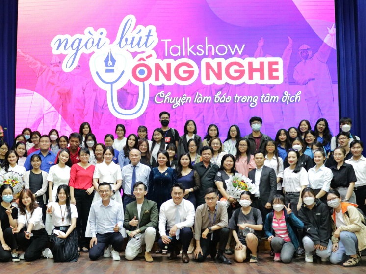 Talkshow Ngòi bút và Ống nghe, trao học bổng "Ươm mầm Blouse trắng"