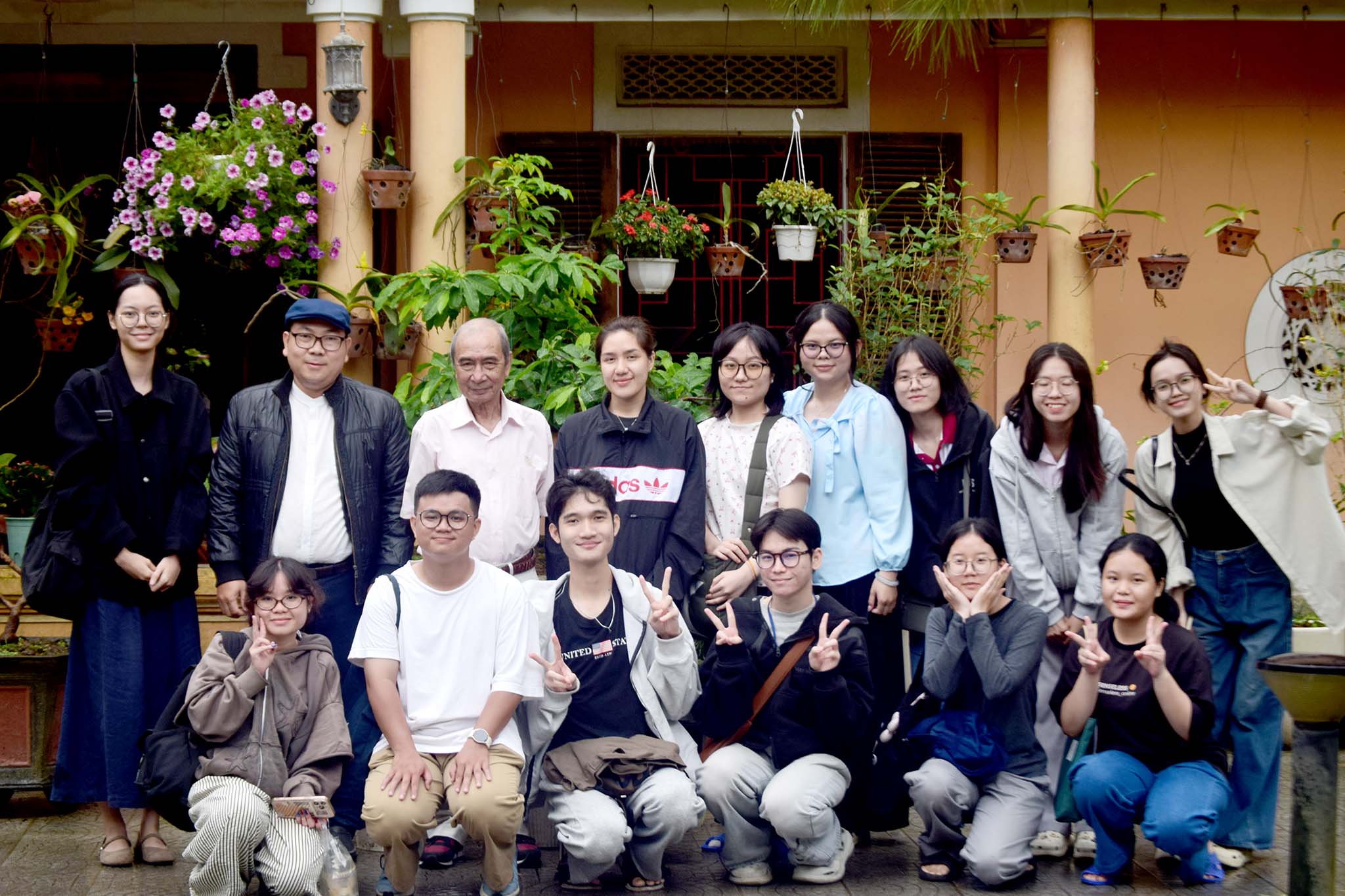 Sinh viên Khoa Văn hóa học (k17) gặp gỡ và học tập cùng nhà nghiên cứu Nguyễn Xuân Hoa