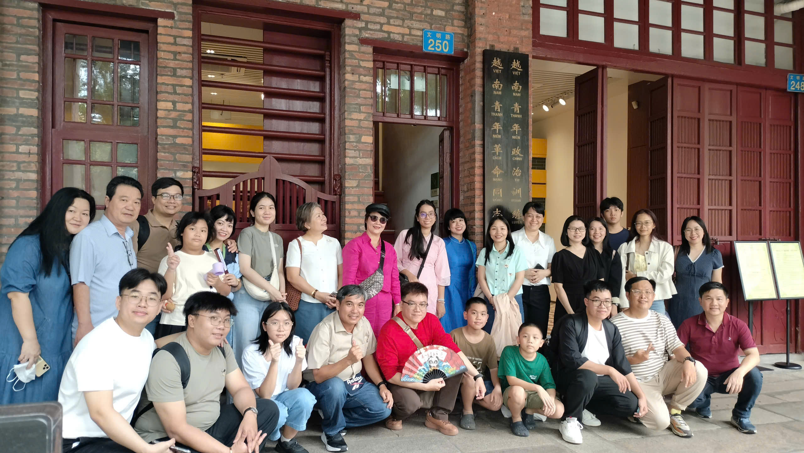 Đoàn giảng viên Khoa Báo chí và Truyền thông thăm nơi ra đời báo Thanh Niên ở Quảng Châu, Trung Quốc