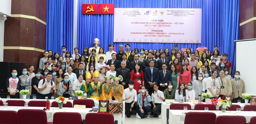 Lãnh đạo, giảng viên và sinh viên khoa Đô thị học tham dự lễ kỷ niệm 65 năm ngày thiết lập quan hệ ngoại giao giữa hai nước Việt Nam và Indonesia