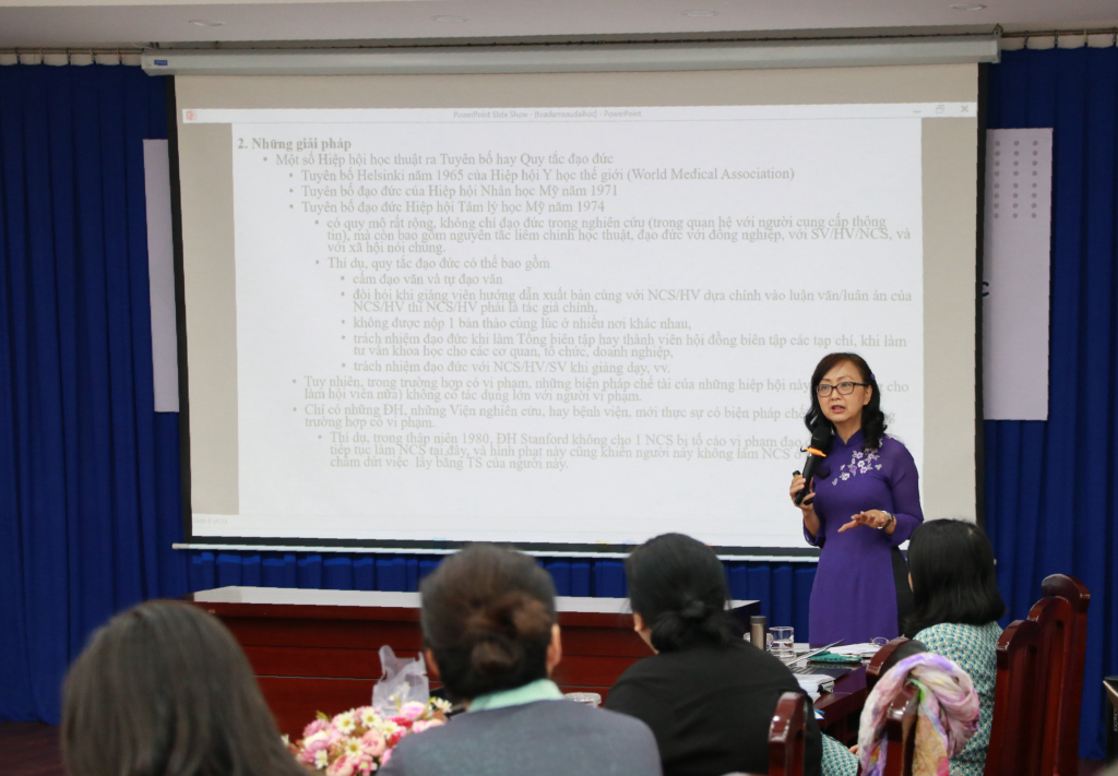 PGS.TS. Nguyễn Hồng Sinh trình bày quy trình phê duyệt đạo đức nghiên cứu tại Trường - Ảnh: Quỳnh Mai