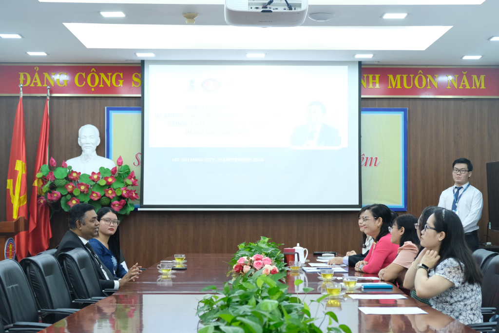 Buổi gặp mặt diễn ra trong không khí thân mật - Ảnh: Hương Mỹ