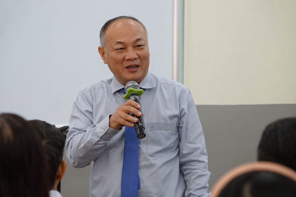 TS. Phan Thanh Định hy vọng lớp học đàn tranh sẽ lan tỏa tình yêu nhạc cụ dân tộc đến giảng viên, sinh viên trong Nhà trường - Ảnh: Phạm Trí