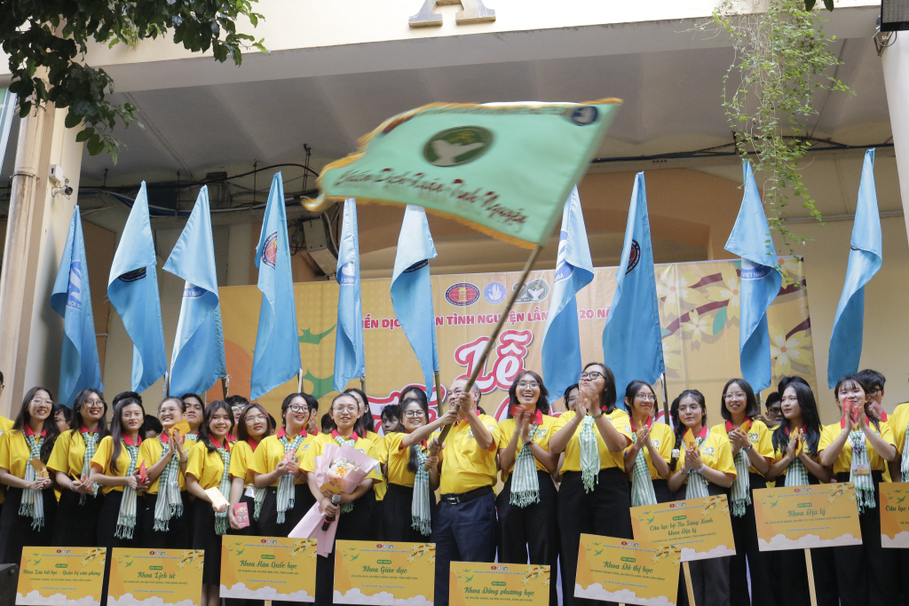 TS. Phan Thanh Định phát lệnh xuất quân và phất cờ tại buổi lễ - Ảnh : Phương Khanh 