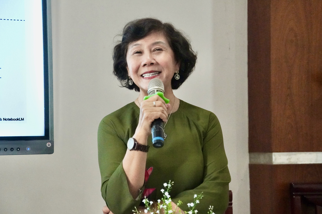 TS. Nguyễn Thị Hậu chia sẻ về giá trị văn hóa và tính biểu trưng của các di sản trong đời sống - Ảnh: ĐĂNG KHÔI 