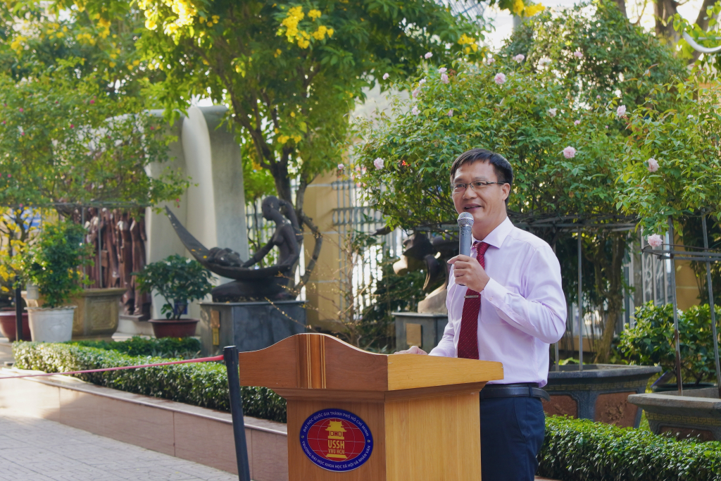 TS. Vũ Toản chia sẻ chuyên đề về tư tưởng Đại đoàn kết tại buổi sinh hoạt dưới cờ tháng 02 - Ảnh: QUỐC TOÀN