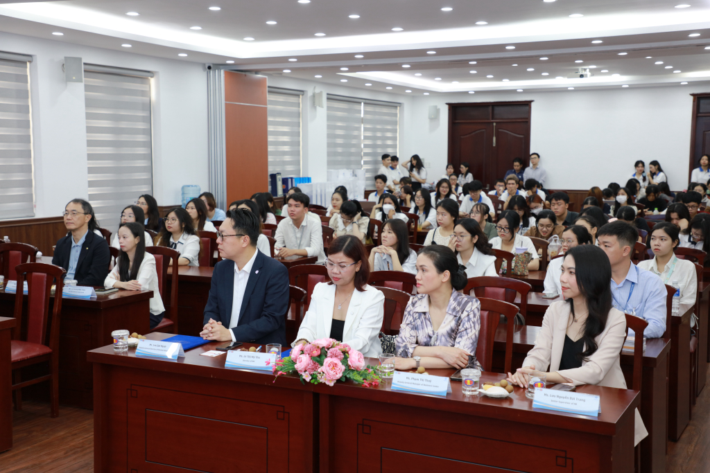 Buổi lễ ký kết và trao học bổng, kết hợp workshop thu hút sự tham dự của đông đảo sinh viên