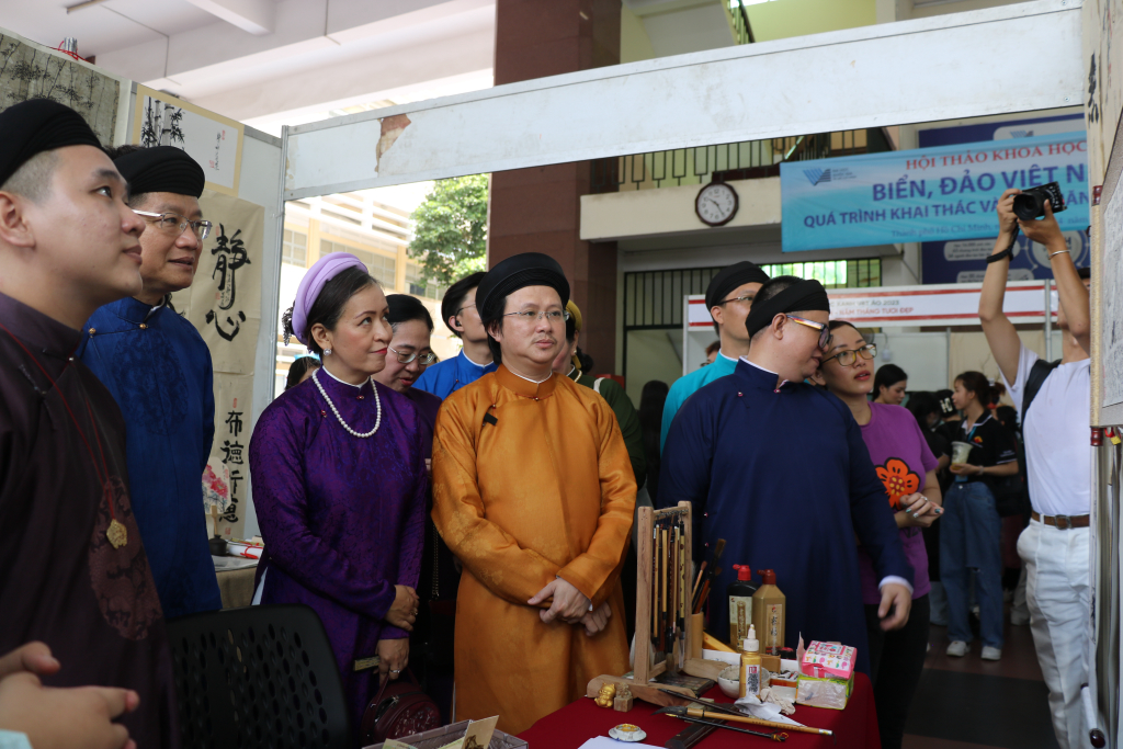 Quý đại biểu tham quan các gian hàng - Ảnh: Phương Khanh 