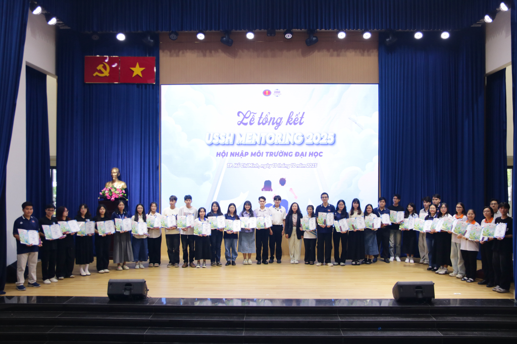Ban Tổ chức tuyên dương 89 điều phối viên và 95 mentor tiêu biểu vì những đóng góp tích cực trong chương trình USSH Mentoring 2025 - Ảnh: MINH PHƯƠNG