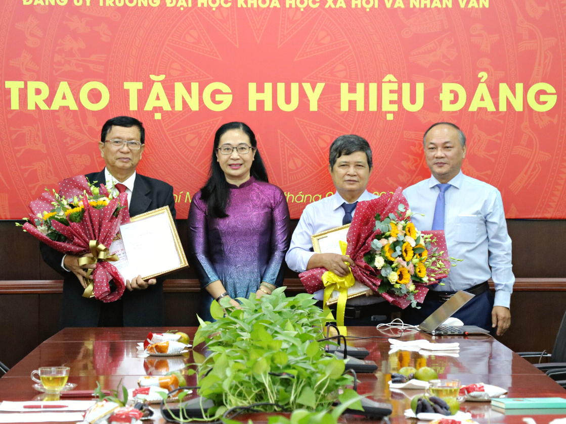 Lễ trao tặng huy hiệu 30 năm tuổi Đảng cho đồng chí Võ Văn Sen và Nguyễn Văn Hà