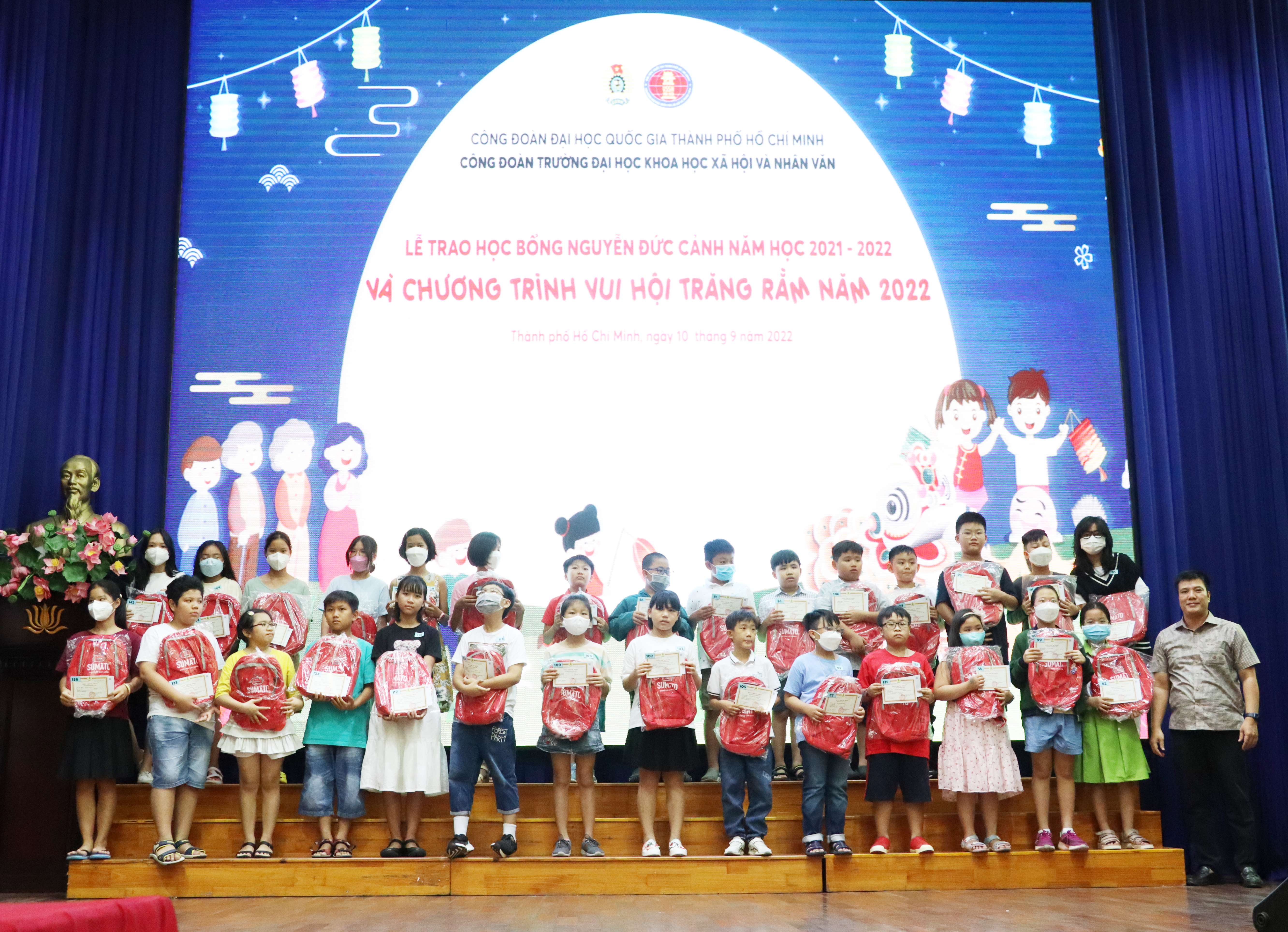 Lễ trao học bổng Nguyễn Đức Cảnh 2021 - 2022 và Chương trình Đêm hội Trăng rằm 2022