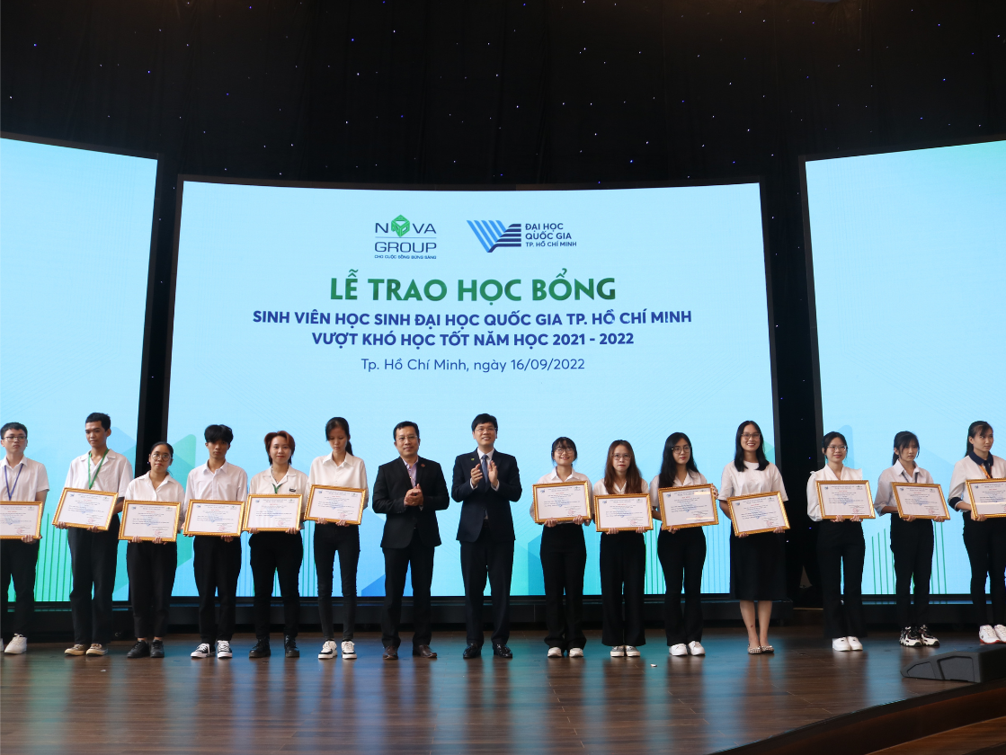 Tập đoàn NovaGroup trao 200 suất học bổng đến sinh viên, học sinh ĐHQG-HCM vượt khó học tốt năm học 2021-2022