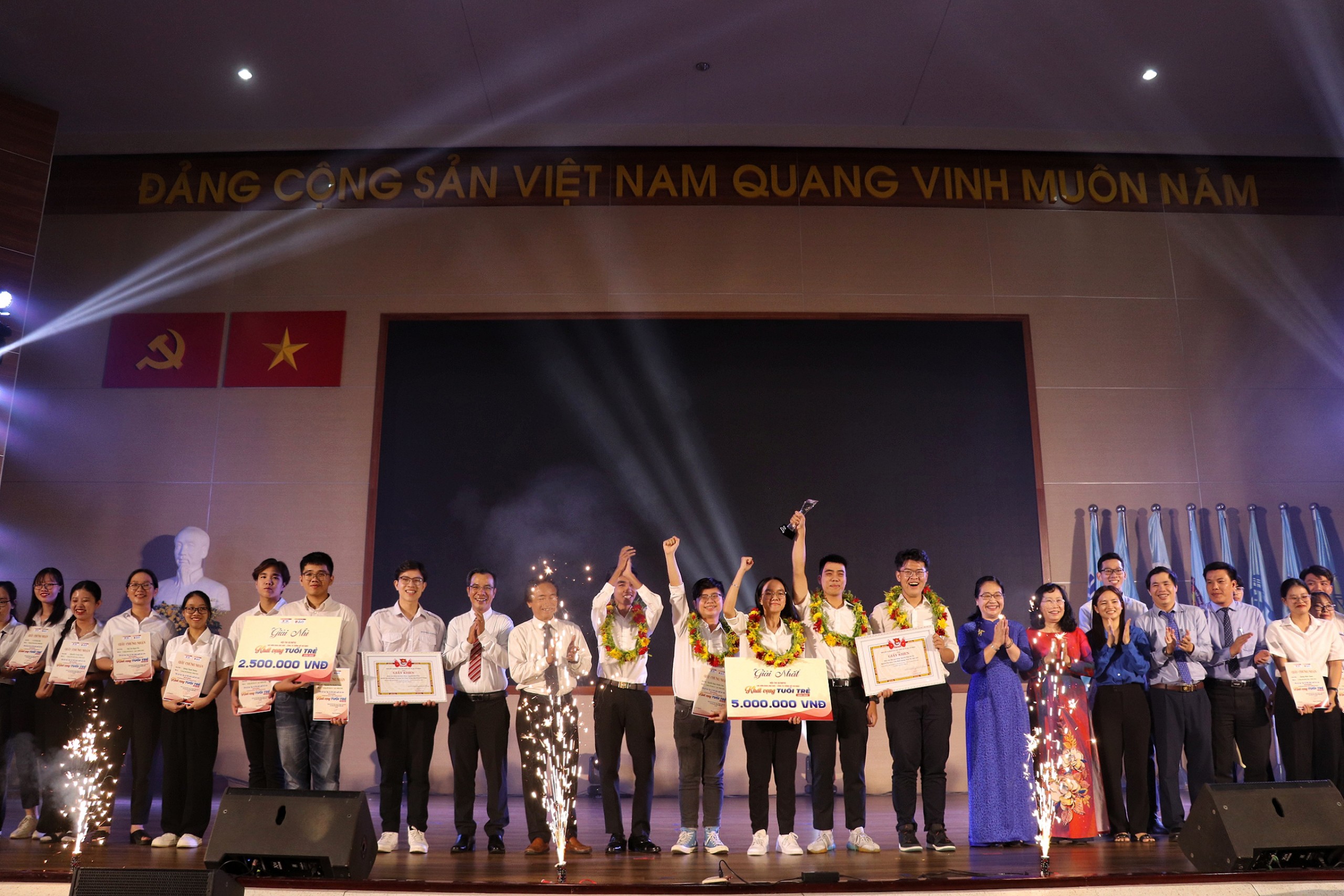 Sinh viên khoa Sử đạt giải nhất cuộc thi Olympic các môn lý luận chính trị của ĐHQG