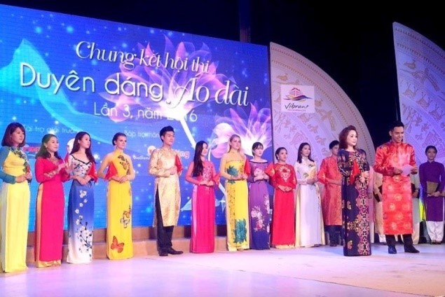 Tà áo dài Việt Nam với các sinh viên nước ngoài