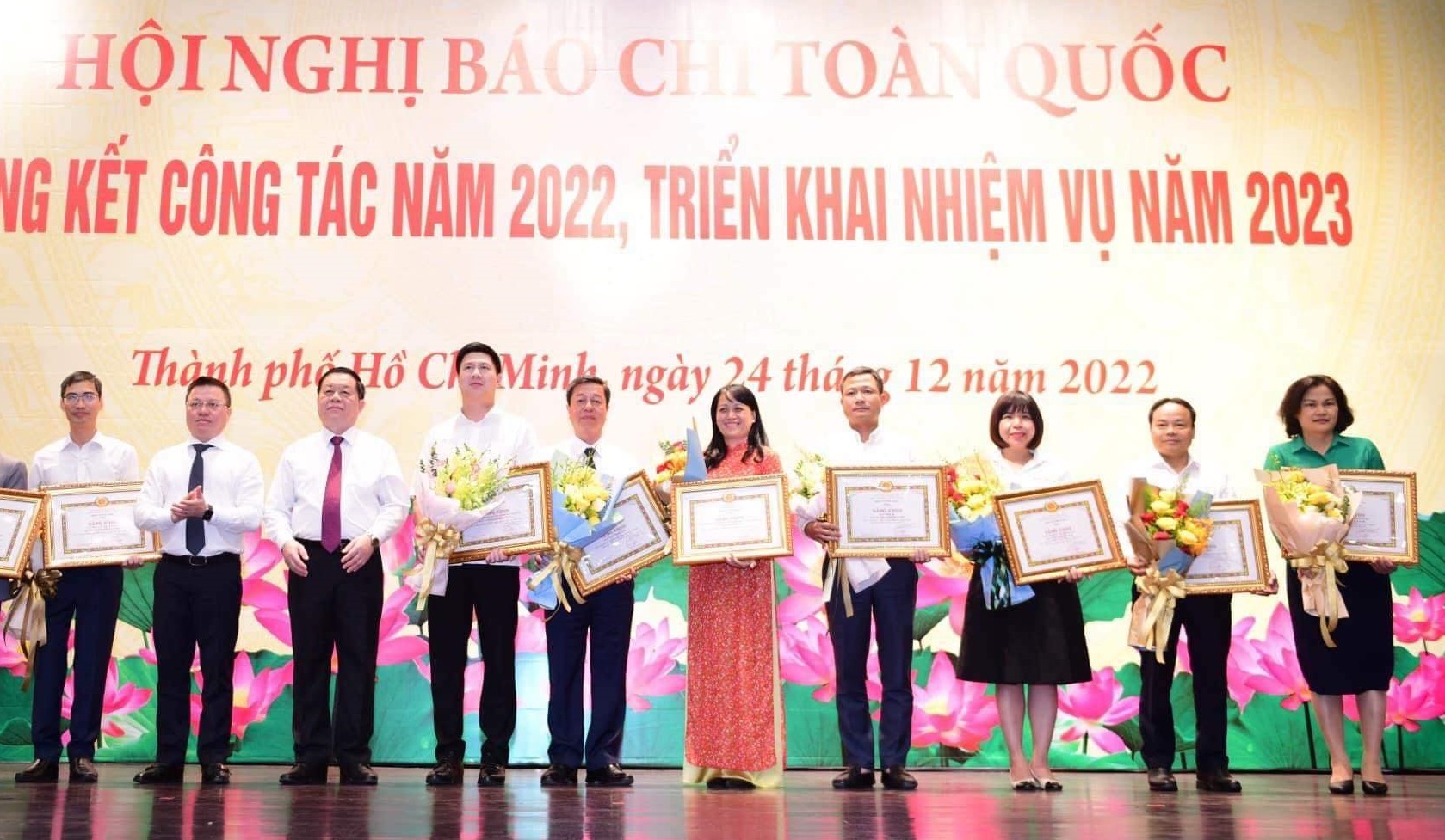 Khoa Báo chí và Truyền thông nhận bằng khen của Ban Tuyên giáo