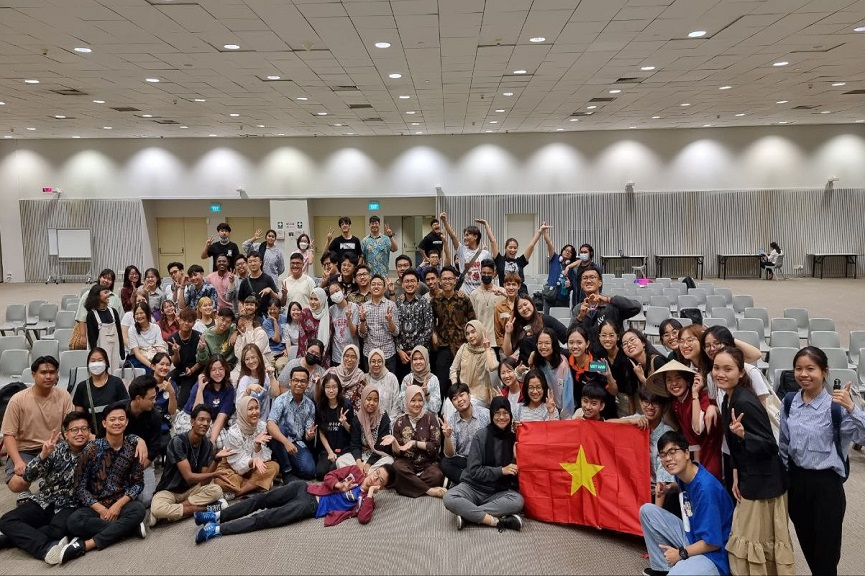Sinh viên tham gia chương trình giao lưu văn hóa kết hợp học tập cộng đồng tại Singapore