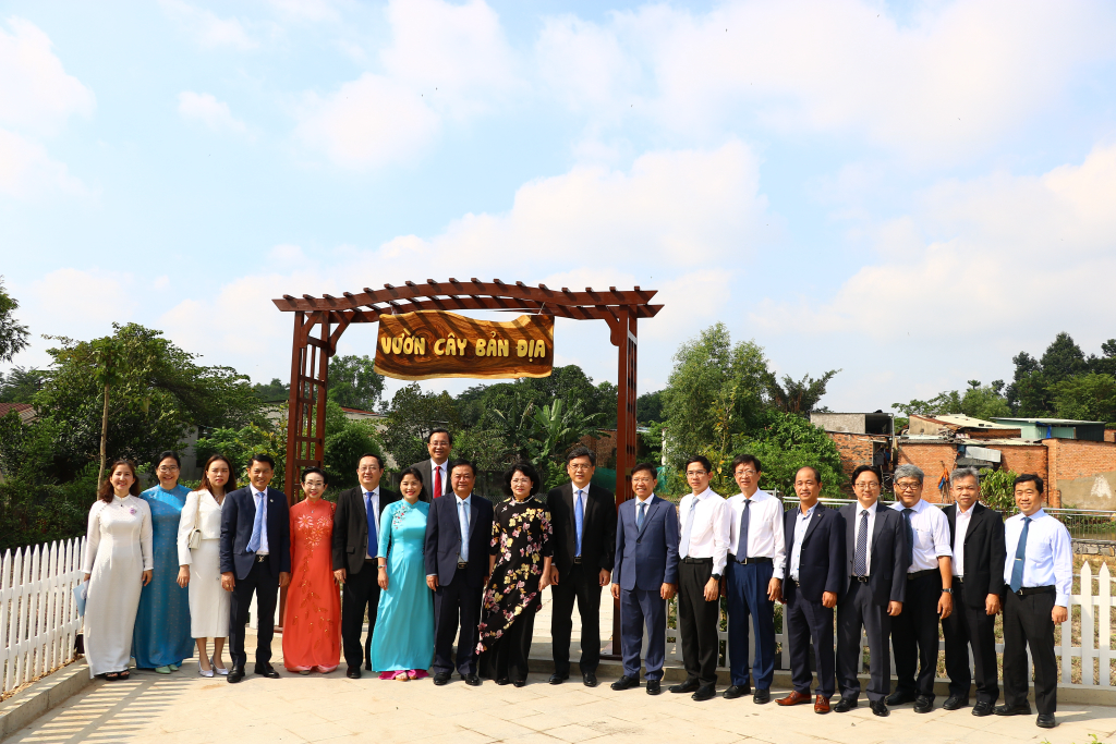 Chairman of Ho Chi Minh City People's Committee Phan Van Mai plants trees at USSH