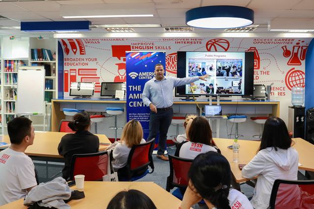 Sinh viên chương trình liên kết Đại học Deakin thăm Trung tâm Hoa Kỳ