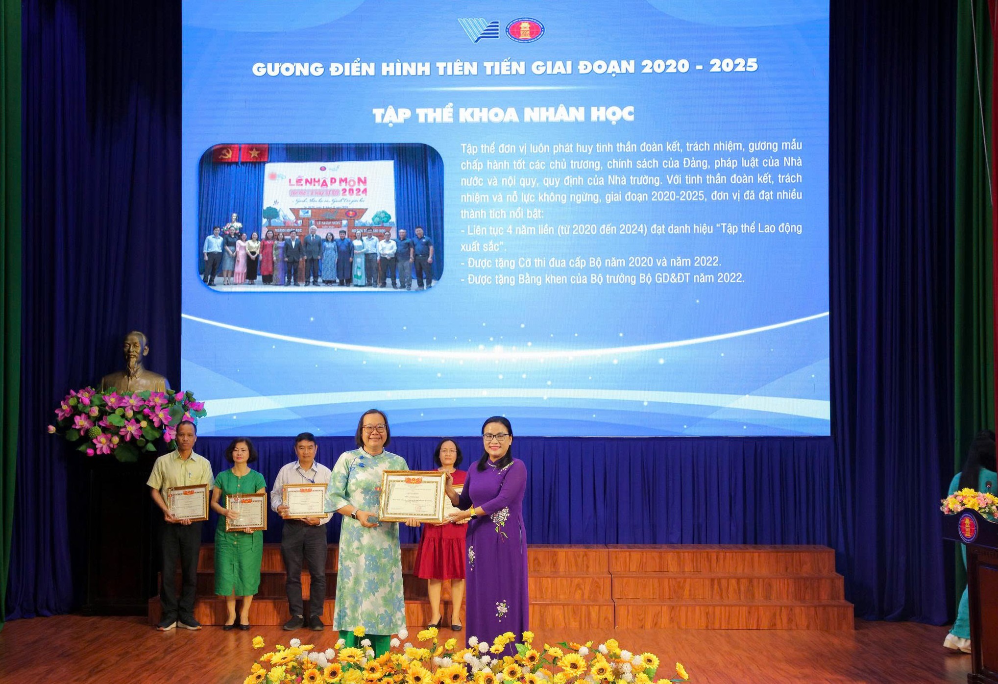 Khoa Nhân học nhận giấy khen đơn vị điển hình tiên tiến giai đoạn 2020-2025
