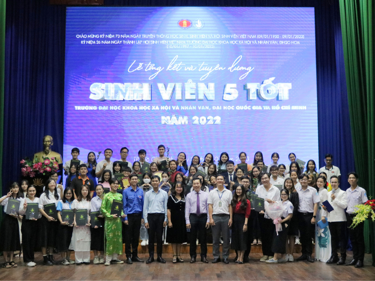 Lễ tổng kết và tuyên dương sinh viên năm tốt cấp Trường ĐH KHXH&NV năm 2022