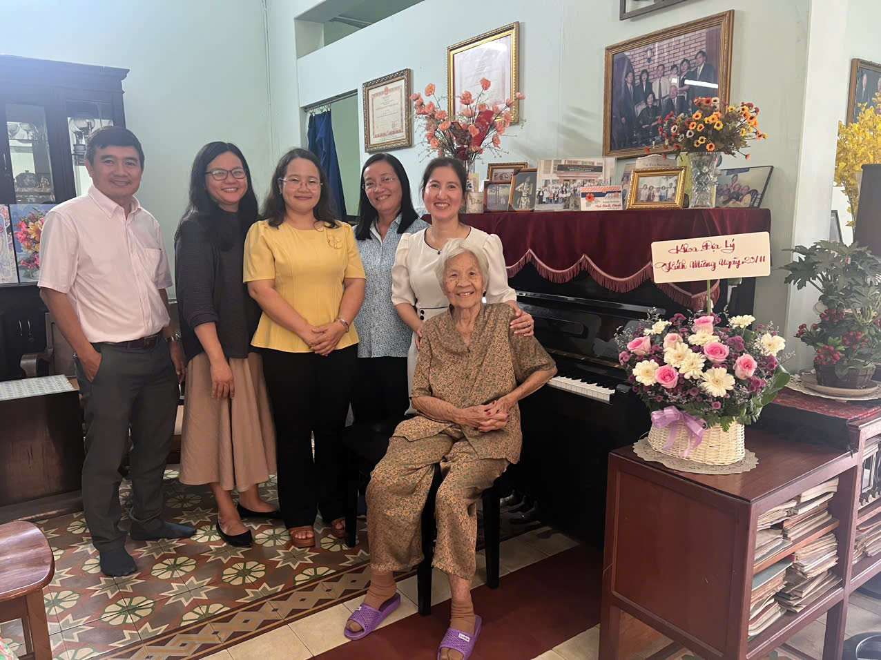 Khoa Địa lý thăm hỏi cựu giảng viên nhân ngày Nhà giáo Việt Nam