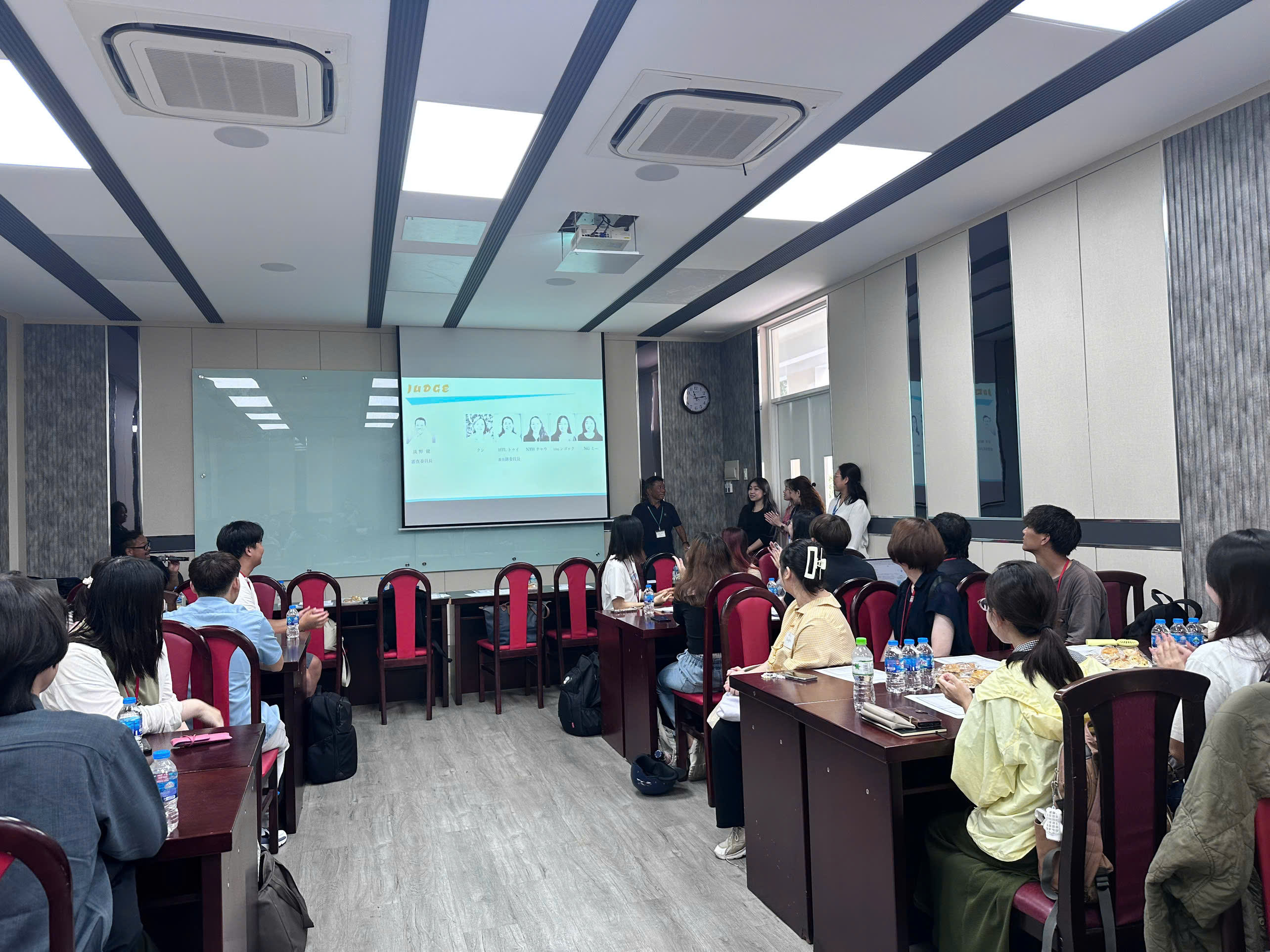 Buổi giao lưu với sinh viên Trường Đại học Gakushuin