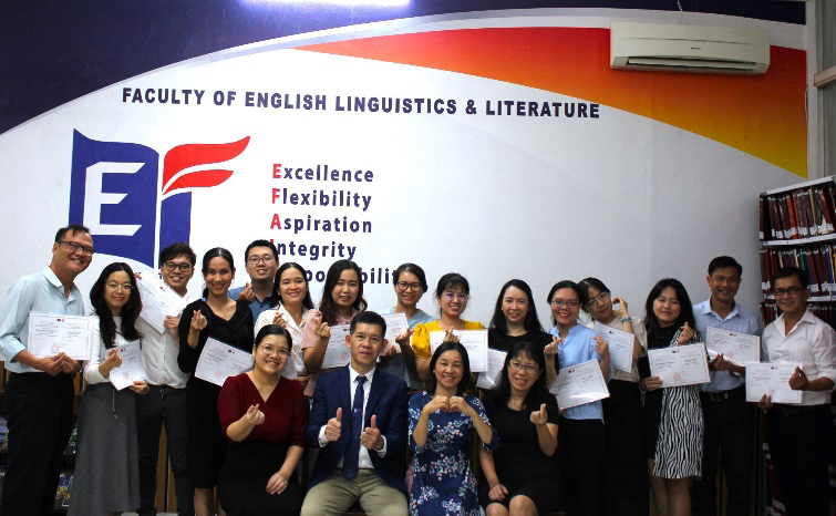 LỄ BẾ GIẢNG VÀ TRAO CHỨNG NHẬN LỚP “GIẢNG DẠY BIÊN DỊCH & PHIÊN DỊCH”